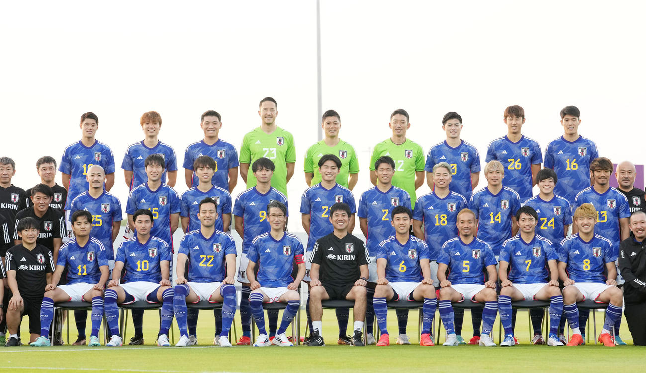集合写真でユニホームに着替え写真に納まる日本代表専属シェフの西芳照さん（前前左から5人目）（撮影・横山健太）
