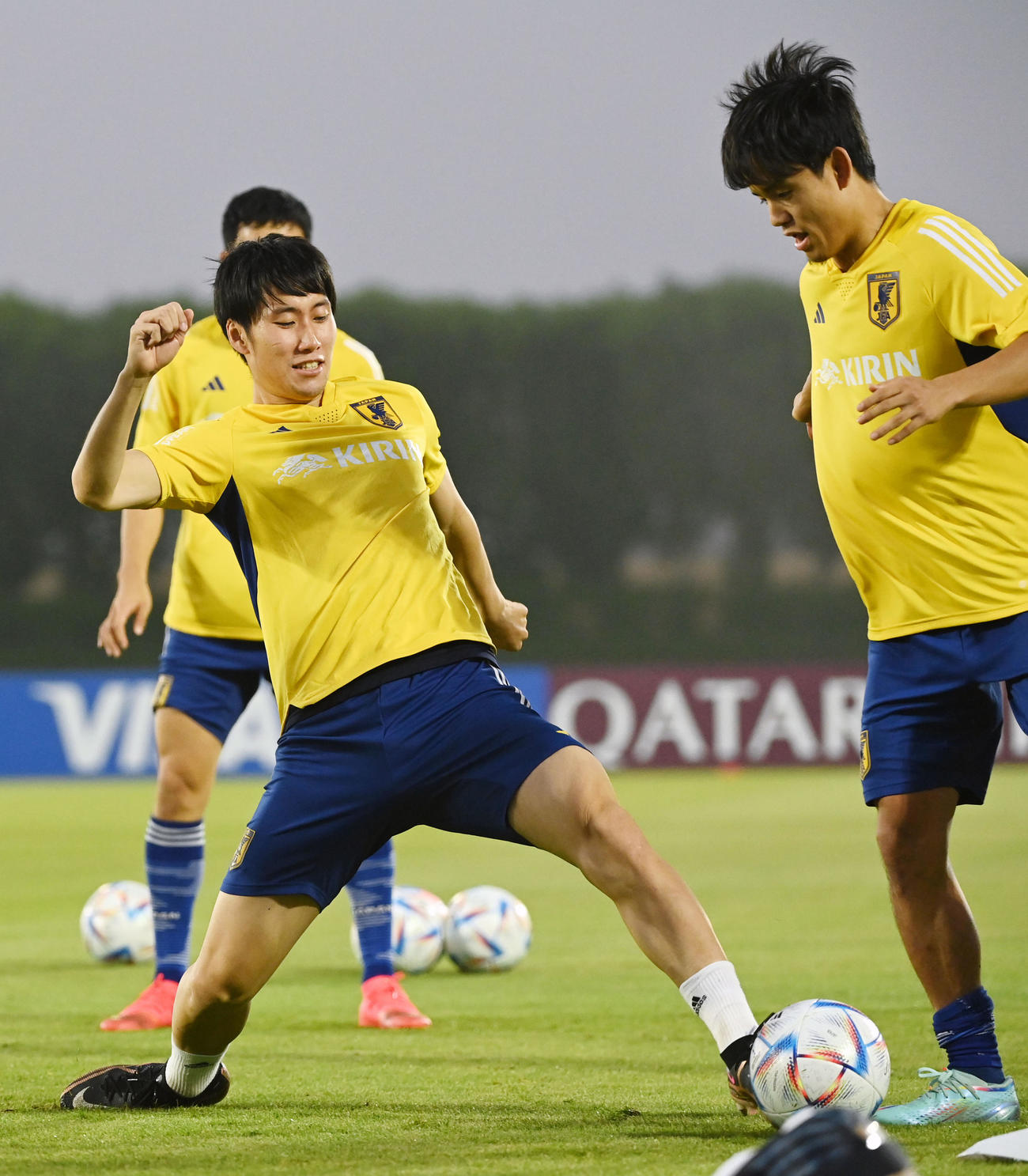 19日、ボール回しで競り合う鎌田（左）と久保（撮影・横山健太）