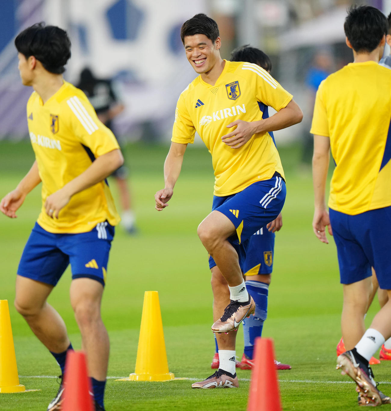 練習中、笑顔を見せる酒井宏樹（2022年11月19日撮影）