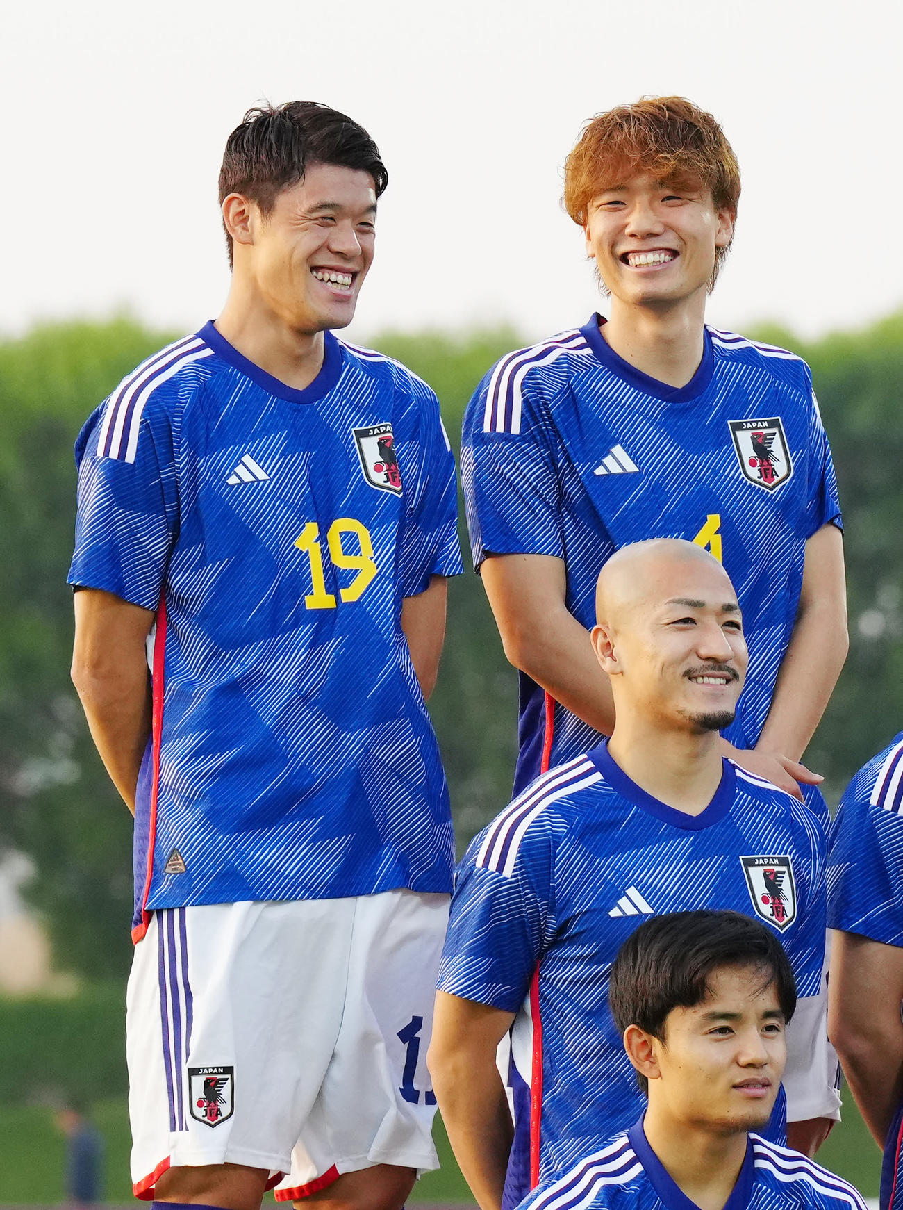 集合写真撮影で笑顔を見せる酒井宏樹（上段左）。同右は板倉滉（2022年11月19日撮影）
