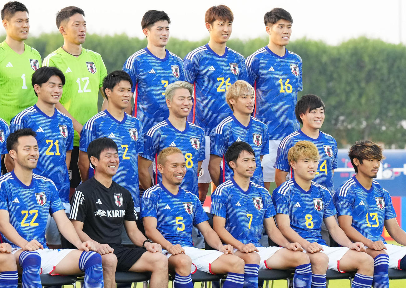 練習前、集合写真に納まる堂安律（前列右から2人目）ら（2022年11月19日撮影）