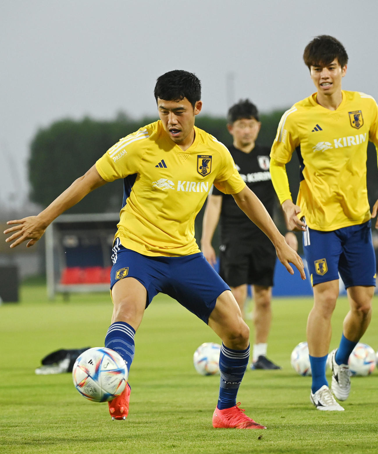 19日、ボール回しで軽快な動きを見せる遠藤（左）（撮影・横山健太）