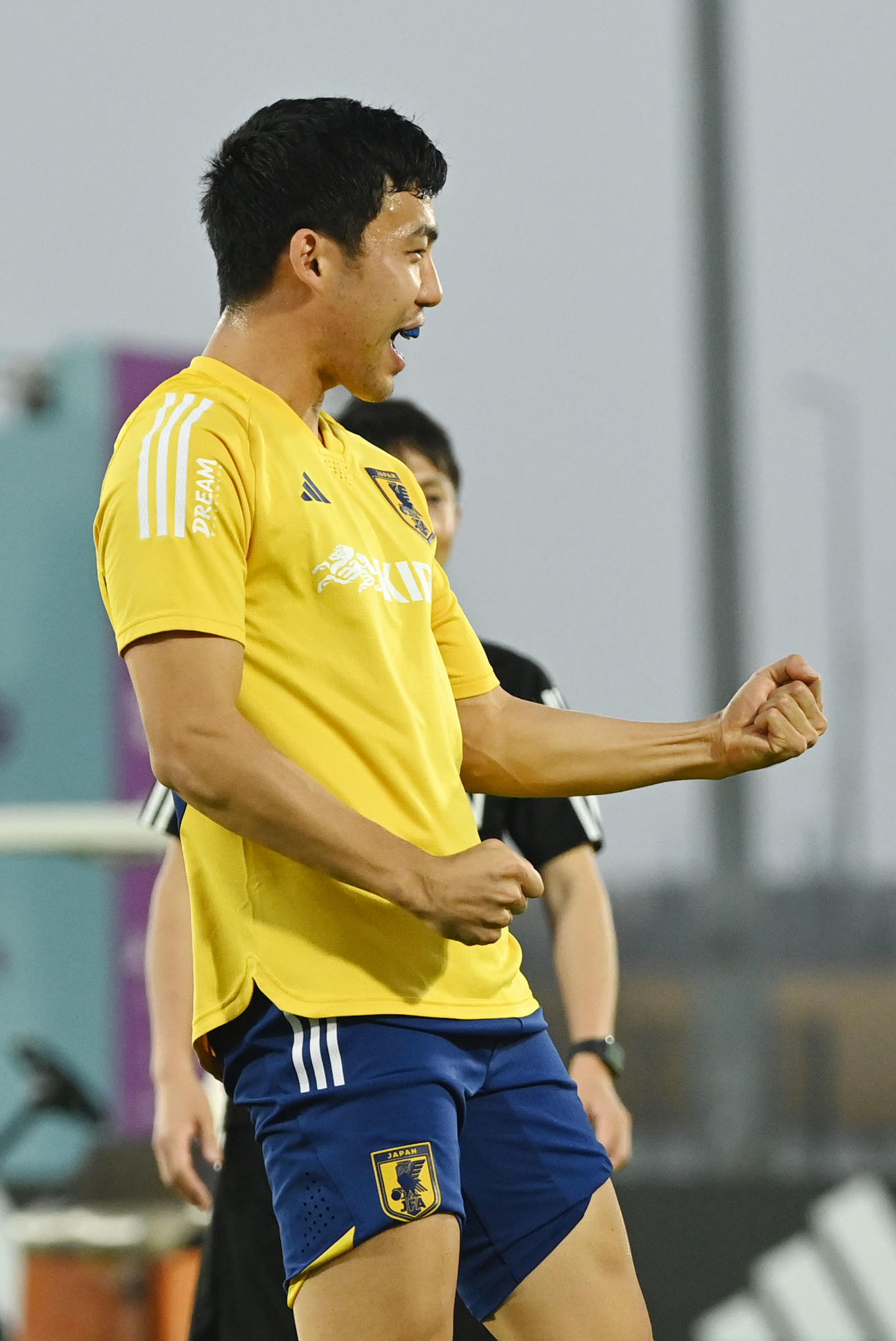 19日、パス回しでボールを奪いガッツポーズする遠藤（撮影・横山健太）