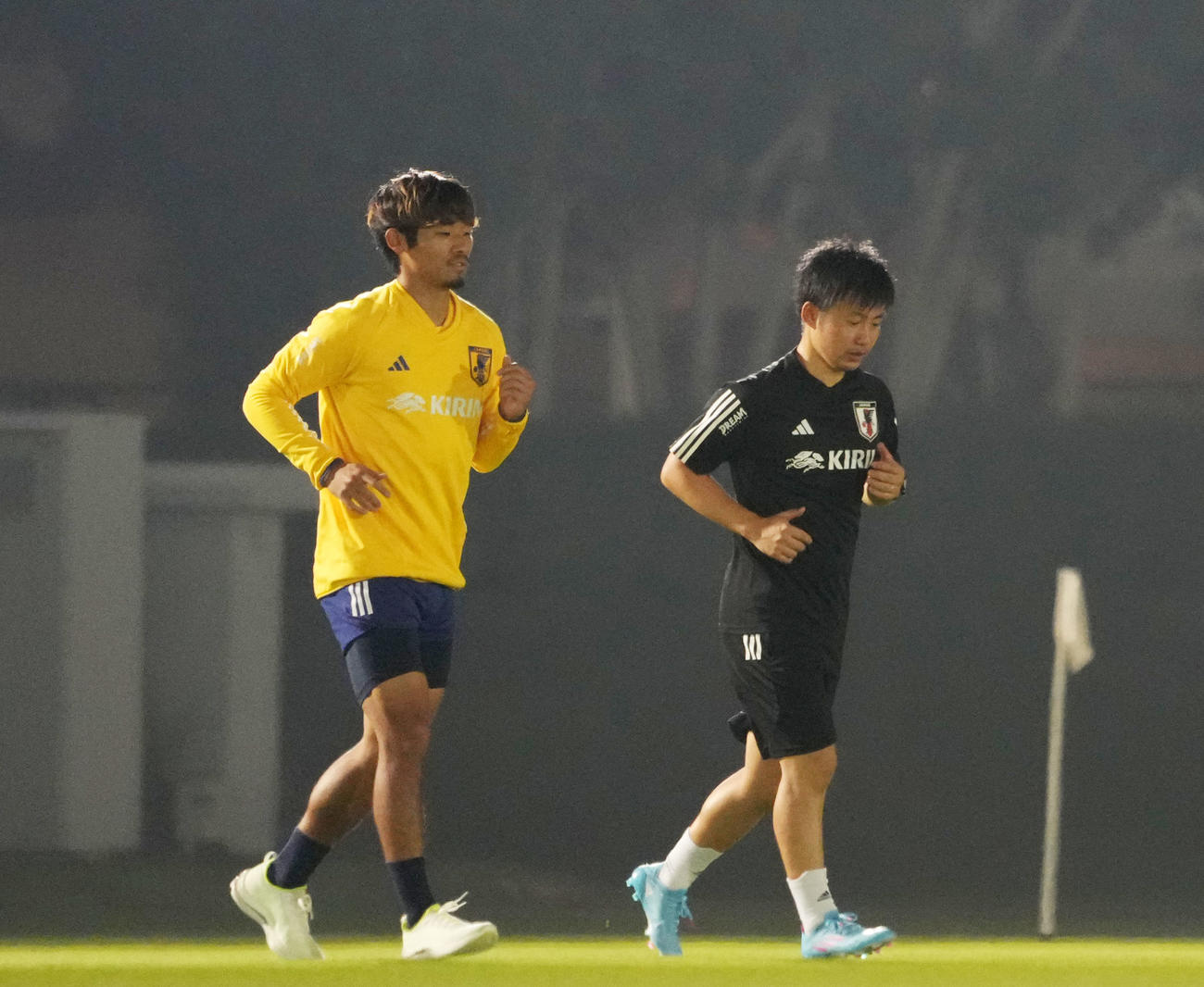 11月18日、ランニングをする守田英正