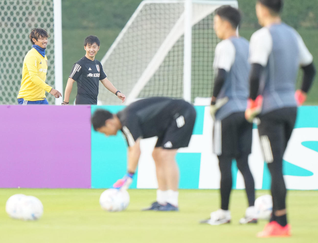 別メニュー調整する守田（左端）（撮影・江口和貴）