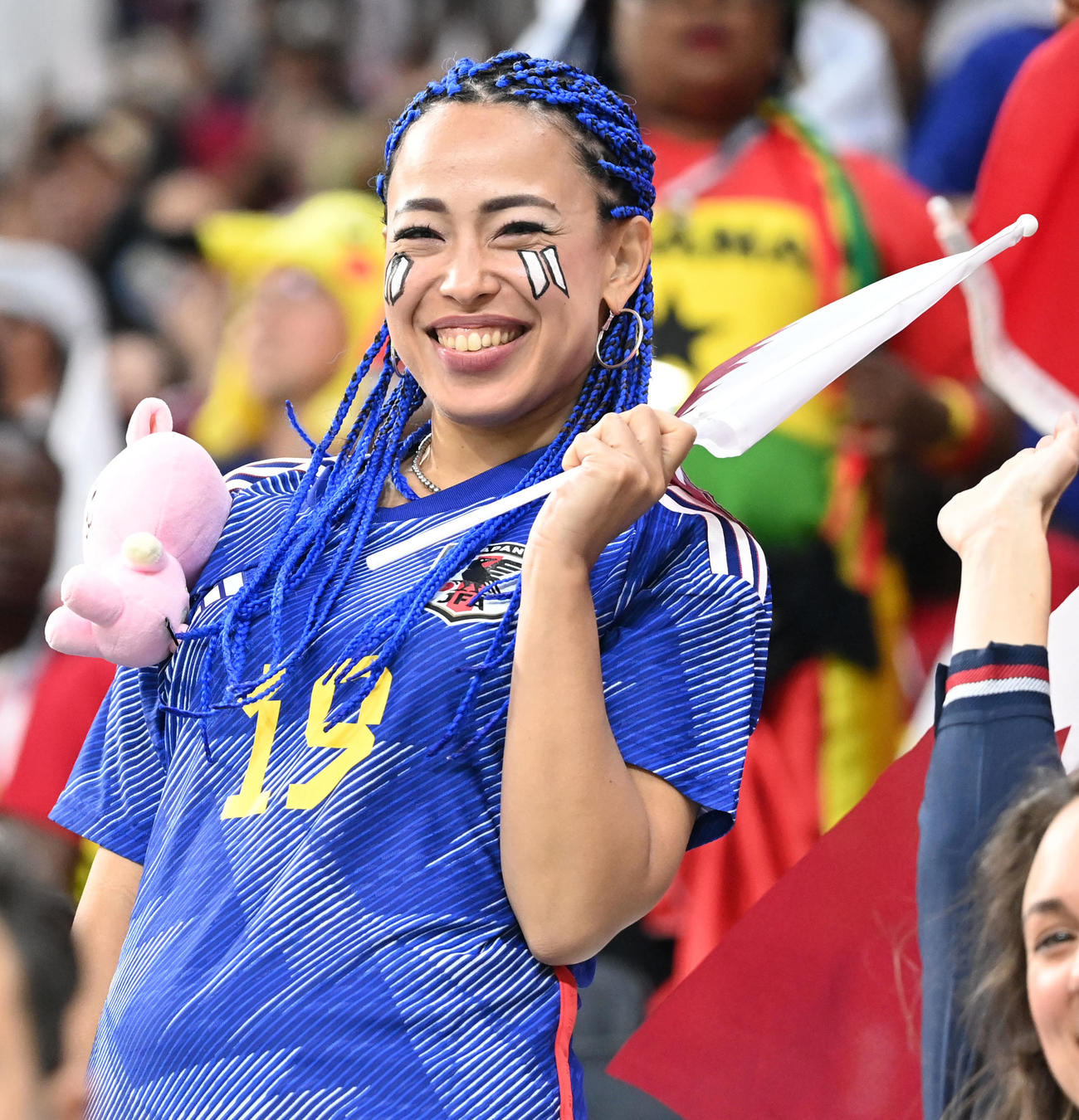 カタール対エクアドル　笑顔を見せる日本サポーター（撮影・横山健太）