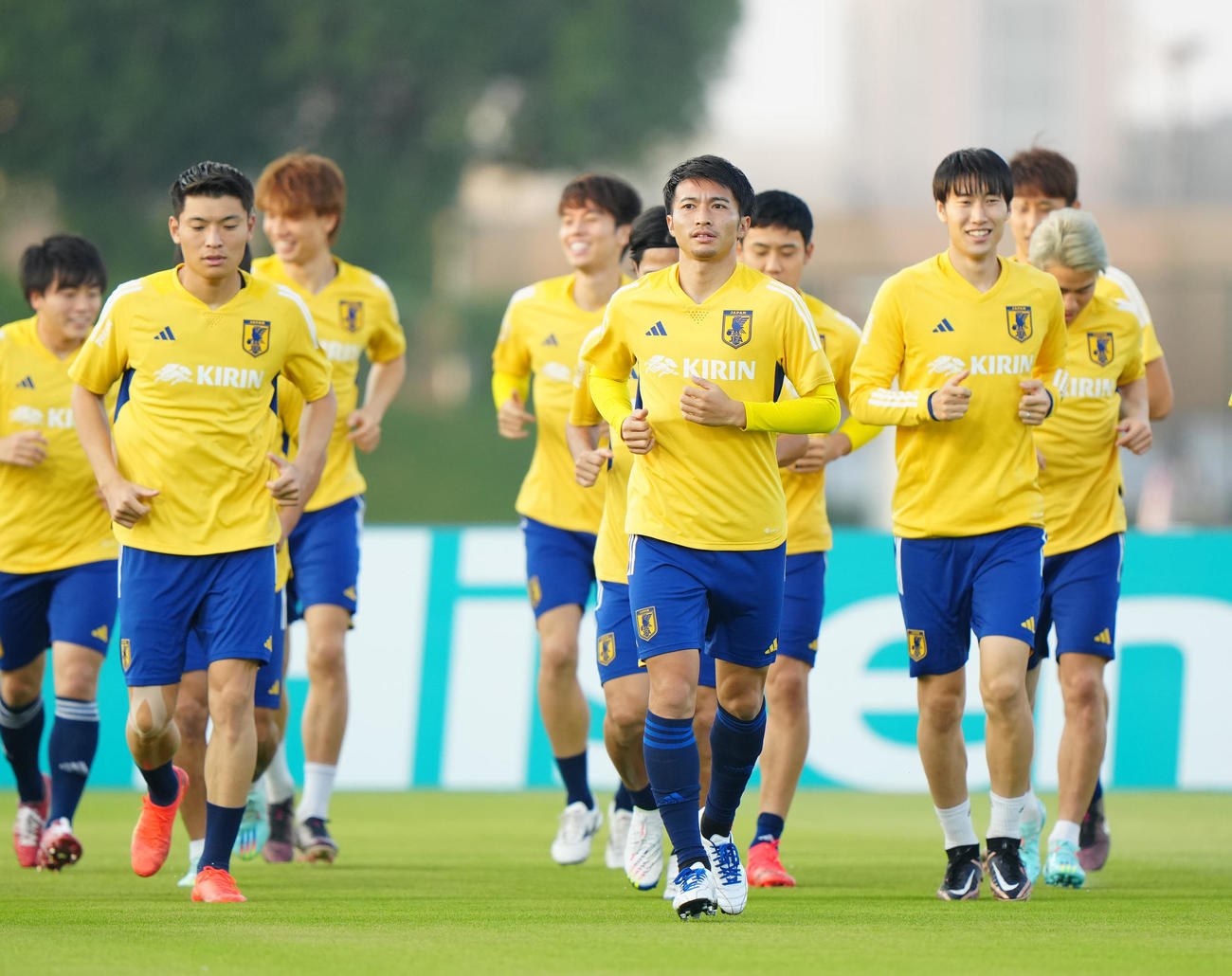 ランニングする柴崎（中央）らサッカー日本代表の選手たち（撮影・江口和貴）