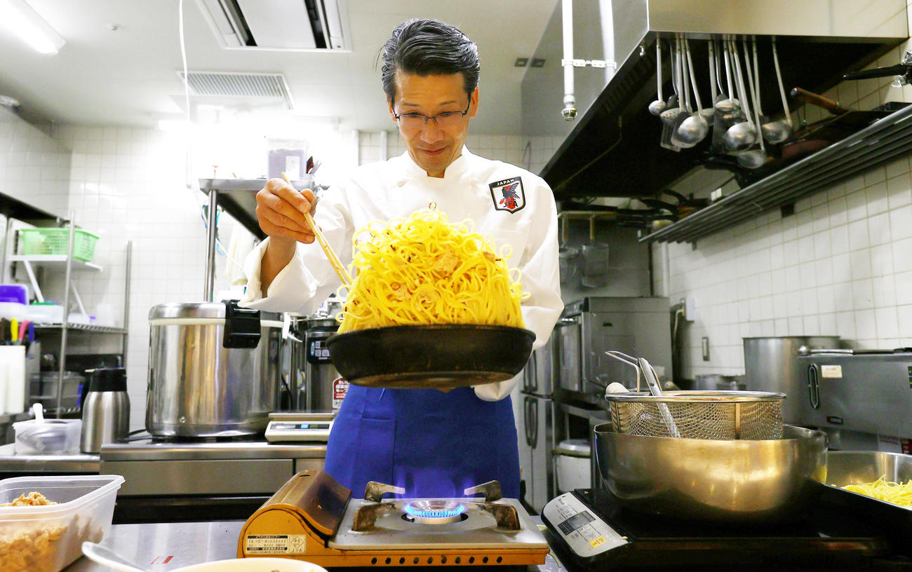 選手に大好評のパスタ、ペペロンチーノを調理するサッカー日本代表専属シェフの西芳照氏（2022年8月30日）