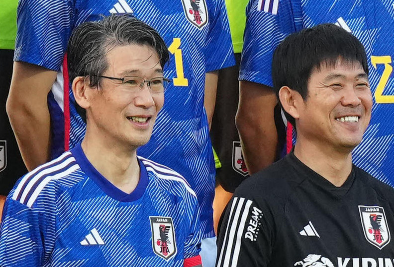 19日、日本代表の選手たちと集合写真に納まる日本代表専属シェフの西さん（左）（撮影・江口和貴）