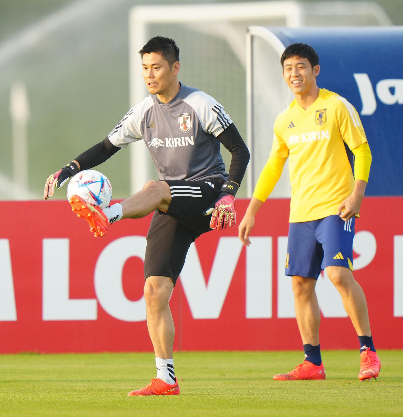 練習中、パス回しするGK川島。右は遠藤（撮影・江口和貴）