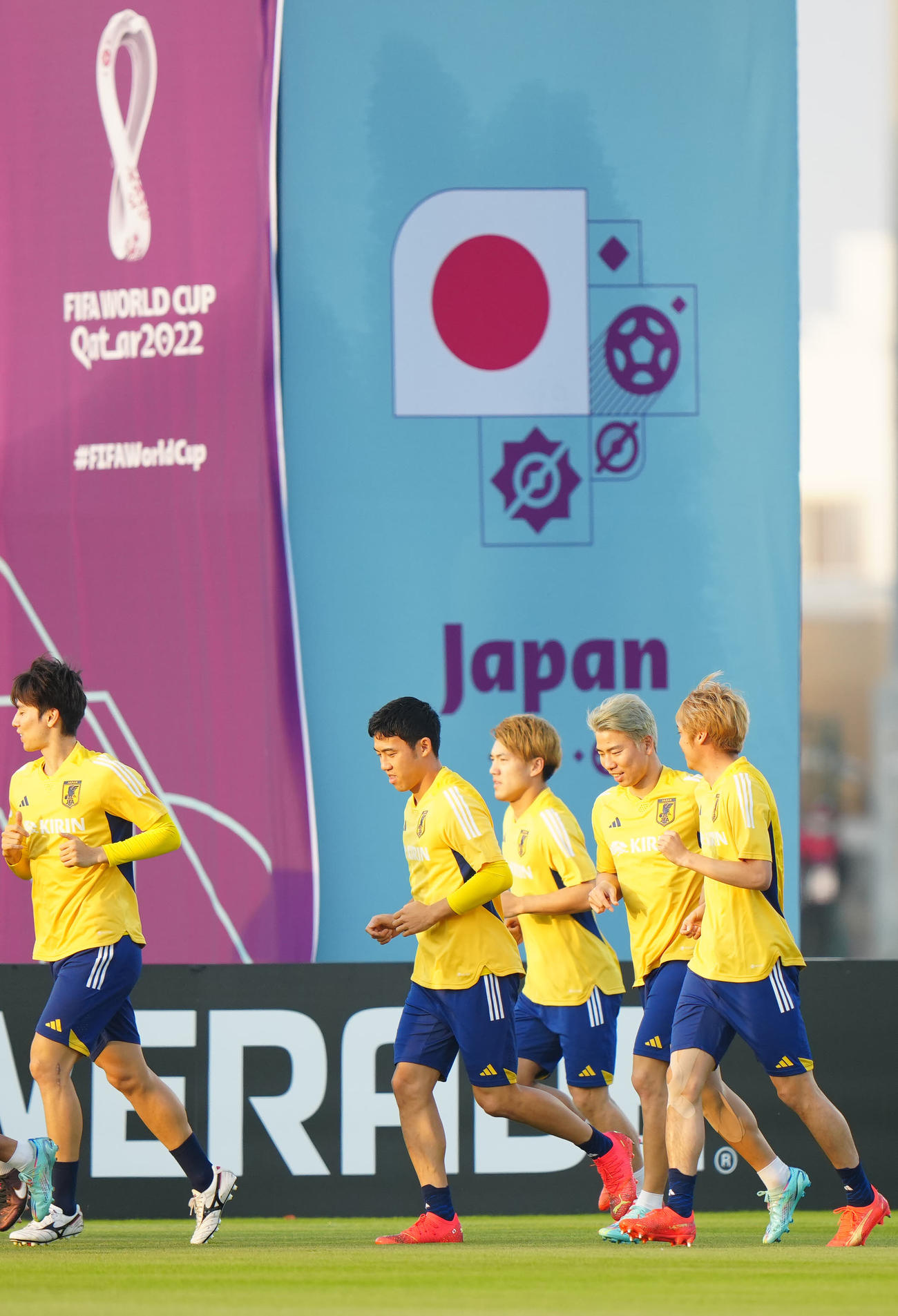 ランニングする遠藤航（左から2人目）らサッカー日本代表の選手たち（撮影・江口和貴）