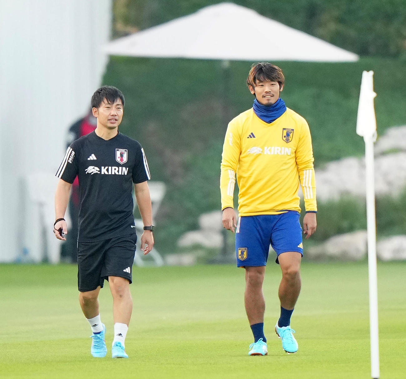 20日、別メニュー調整する守田英正（左）（撮影・江口和貴）