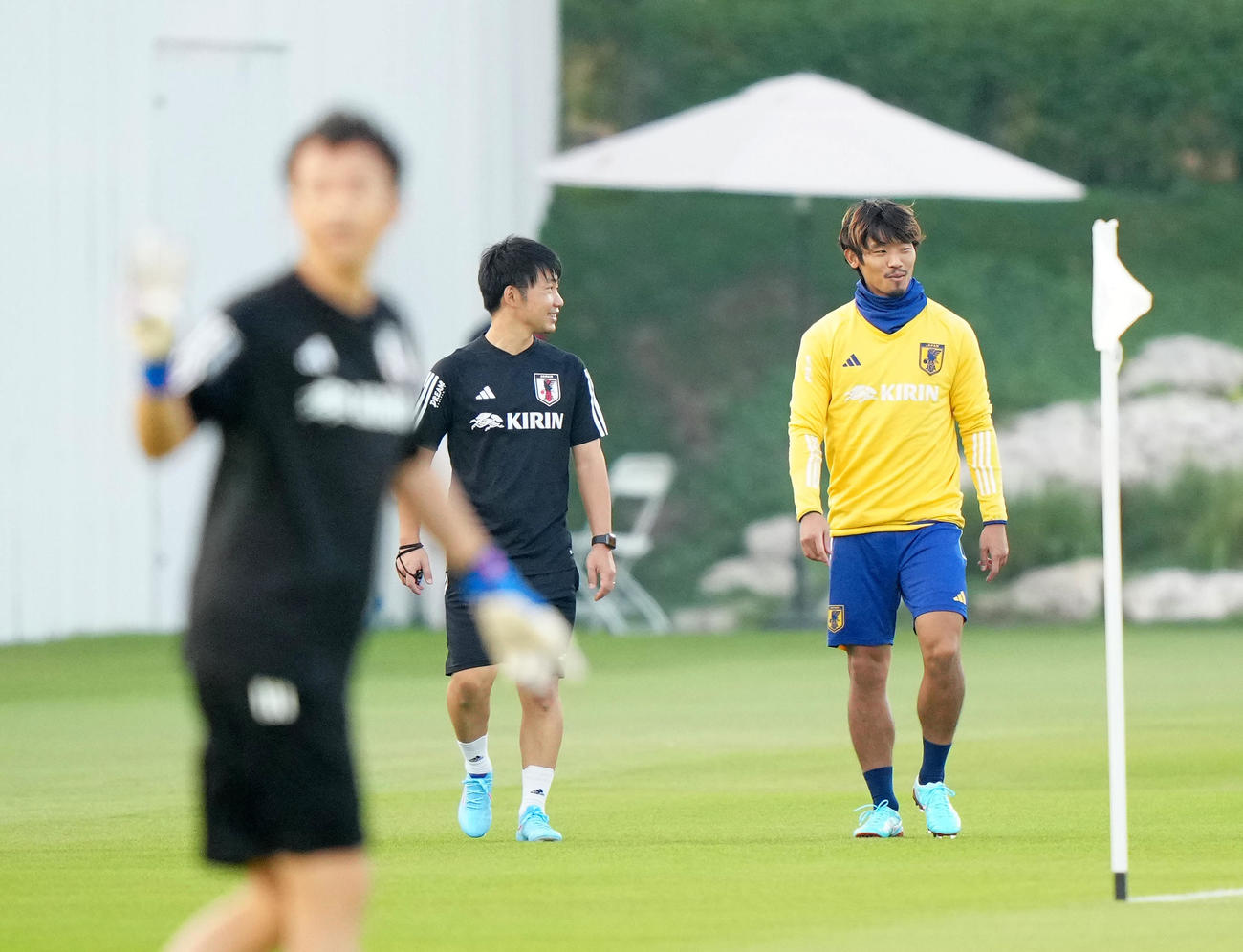 20日、別メニュー調整する守田英正（右）（撮影・江口和貴）