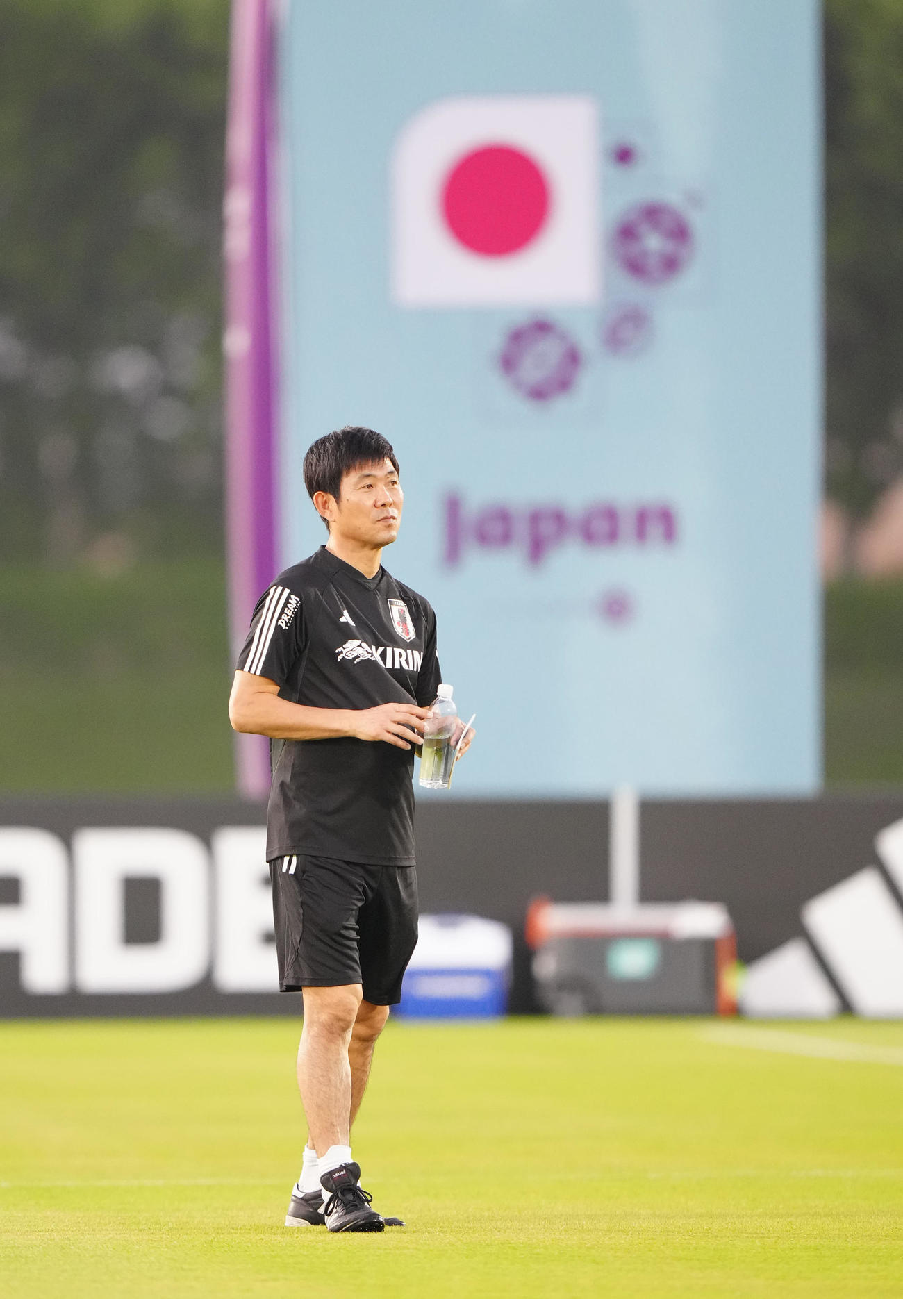 練習に臨む森保監督（2022年11月19日撮影）