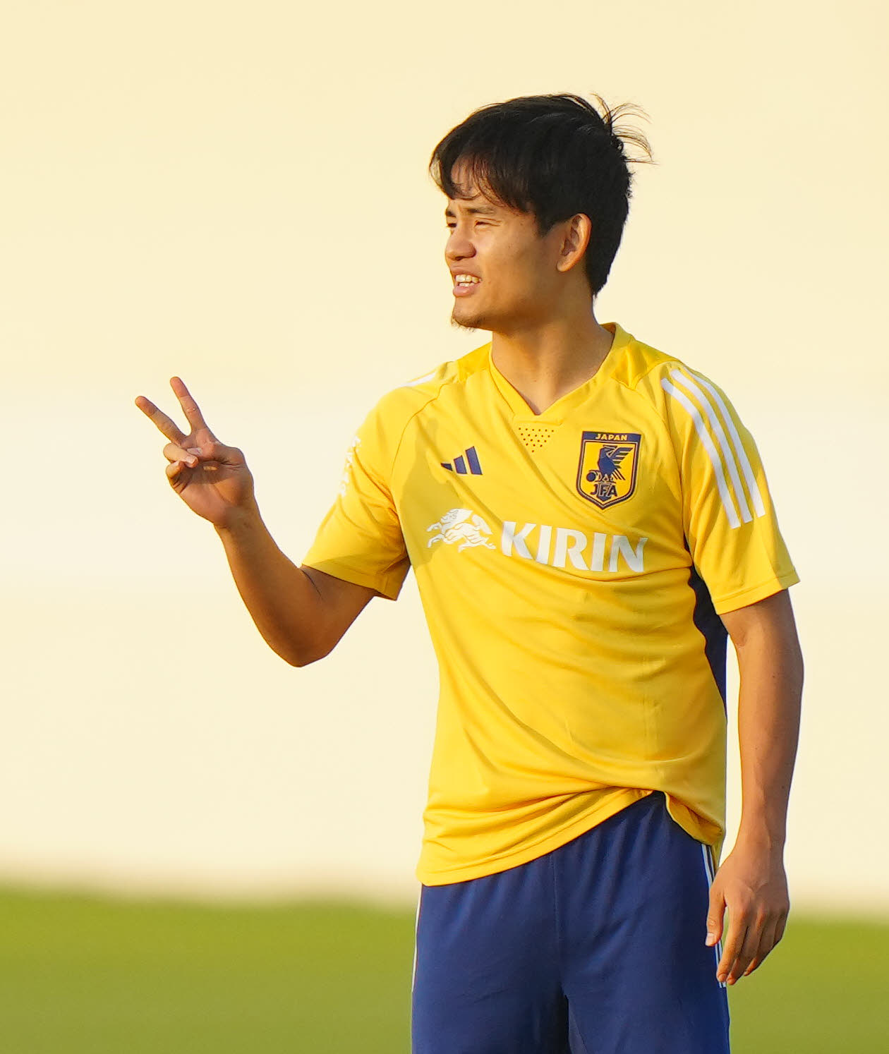 練習前、パス回しでルールを確認する久保（撮影・江口和貴）