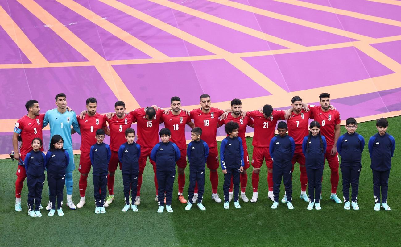 試合前の国歌斉唱で並ぶイランの選手たち（ロイター）