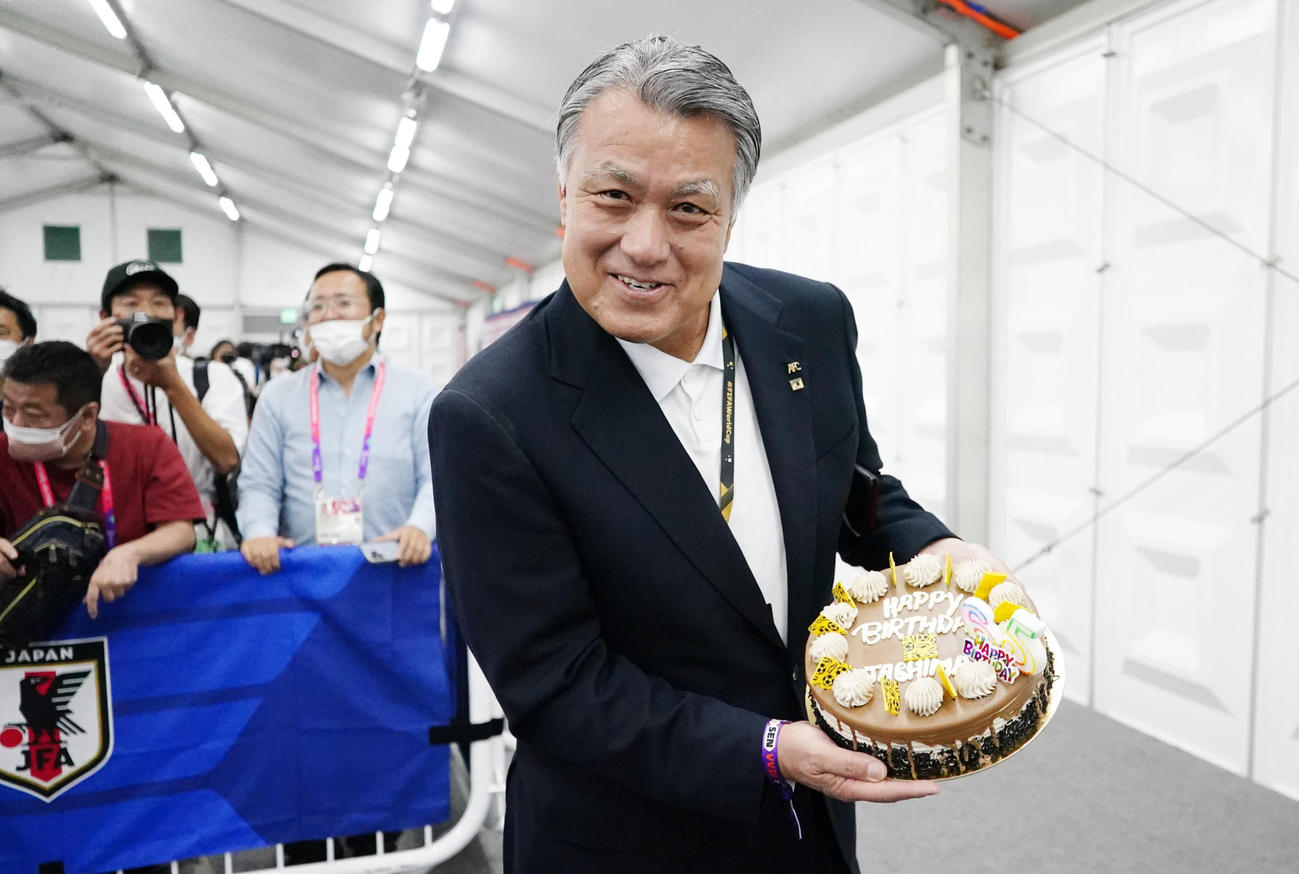 65歳の誕生日を迎え、贈られたケーキを手にする日本サッカー協会田嶋会長（撮影・江口和貴）