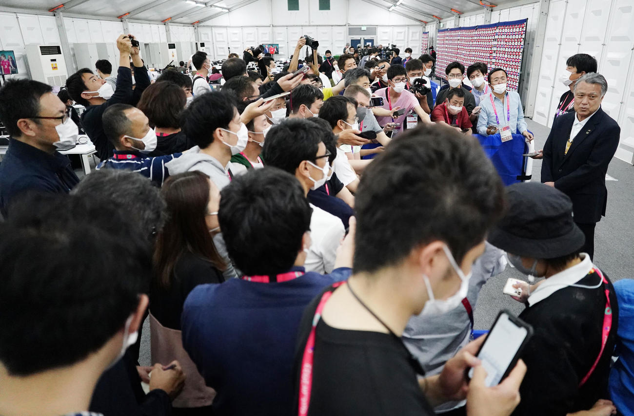 報道陣の取材に応じる日本サッカー協会田嶋会長（右端）（撮影・江口和貴）
