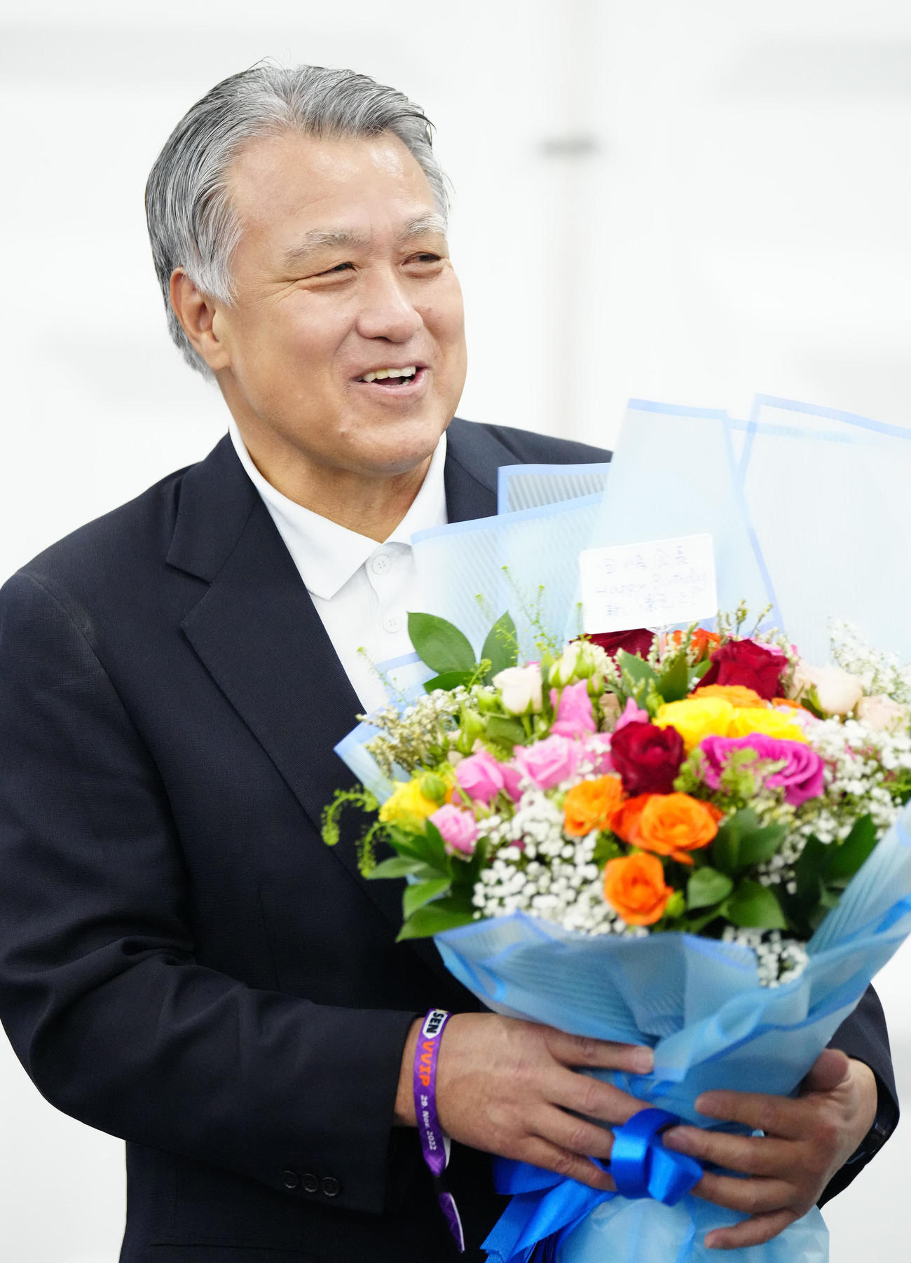 65歳の誕生日を迎え、贈られた花束を手にする日本サッカー協会田嶋会長（撮影・江口和貴）