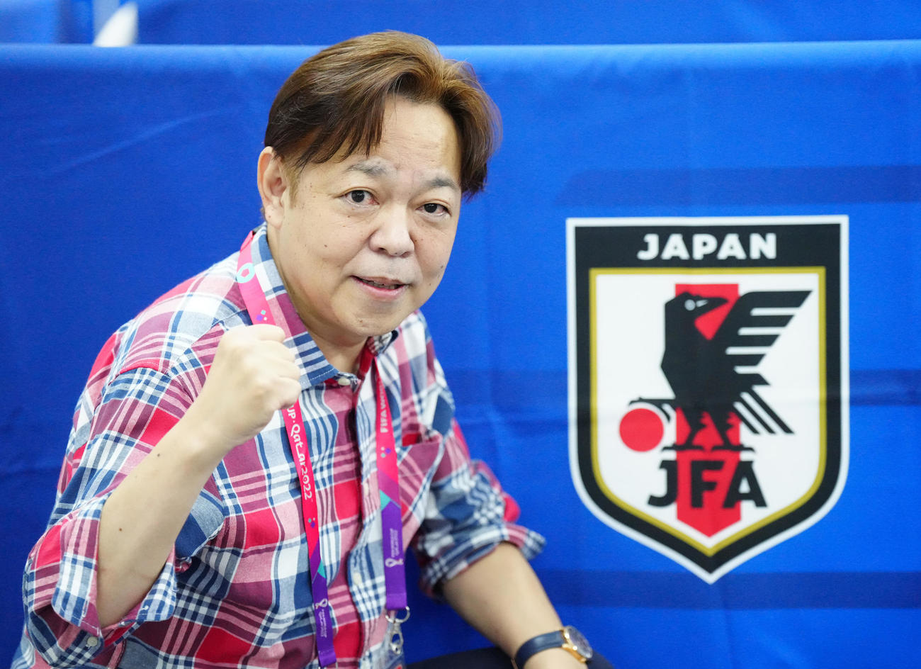 ガッツポーズを見せるスタジアムMCの関野さん（撮影・江口和貴）