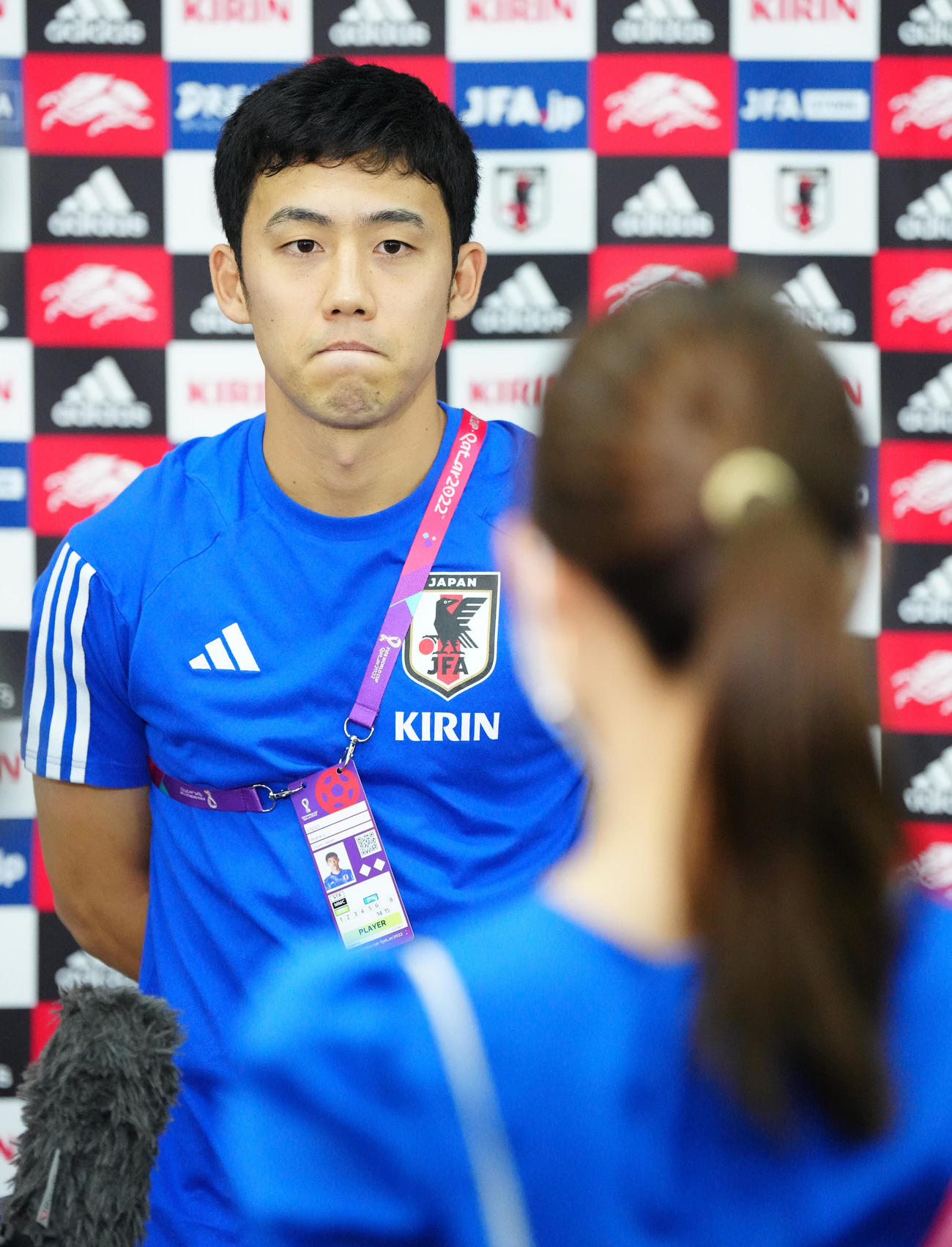 練習後、取材に応じる遠藤（撮影・江口和貴）