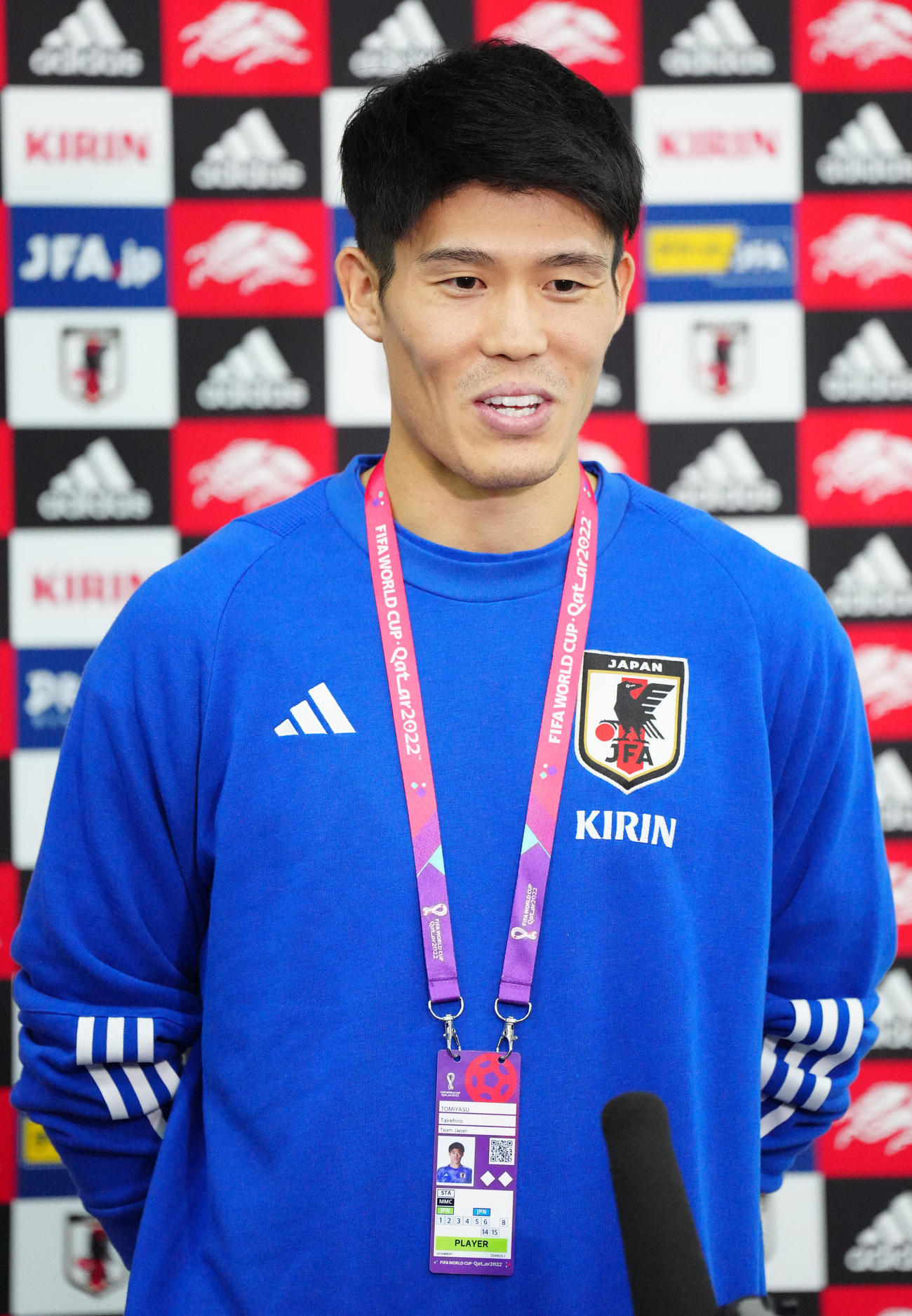 練習後、取材に応じる冨安（撮影・江口和貴）