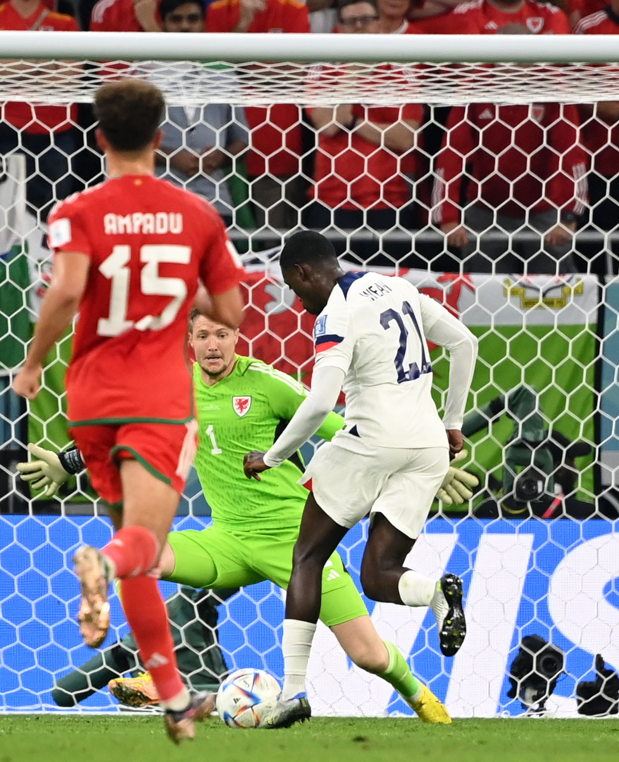 アメリカ対ウェールズ　前半、先制ゴールを決めるアメリカ代表ティモシー・ウェア（右）（撮影・横山健太）