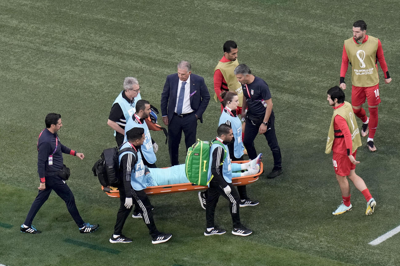 負傷しピッチから担架で運ばれるイランGKベイランバンド（AP）