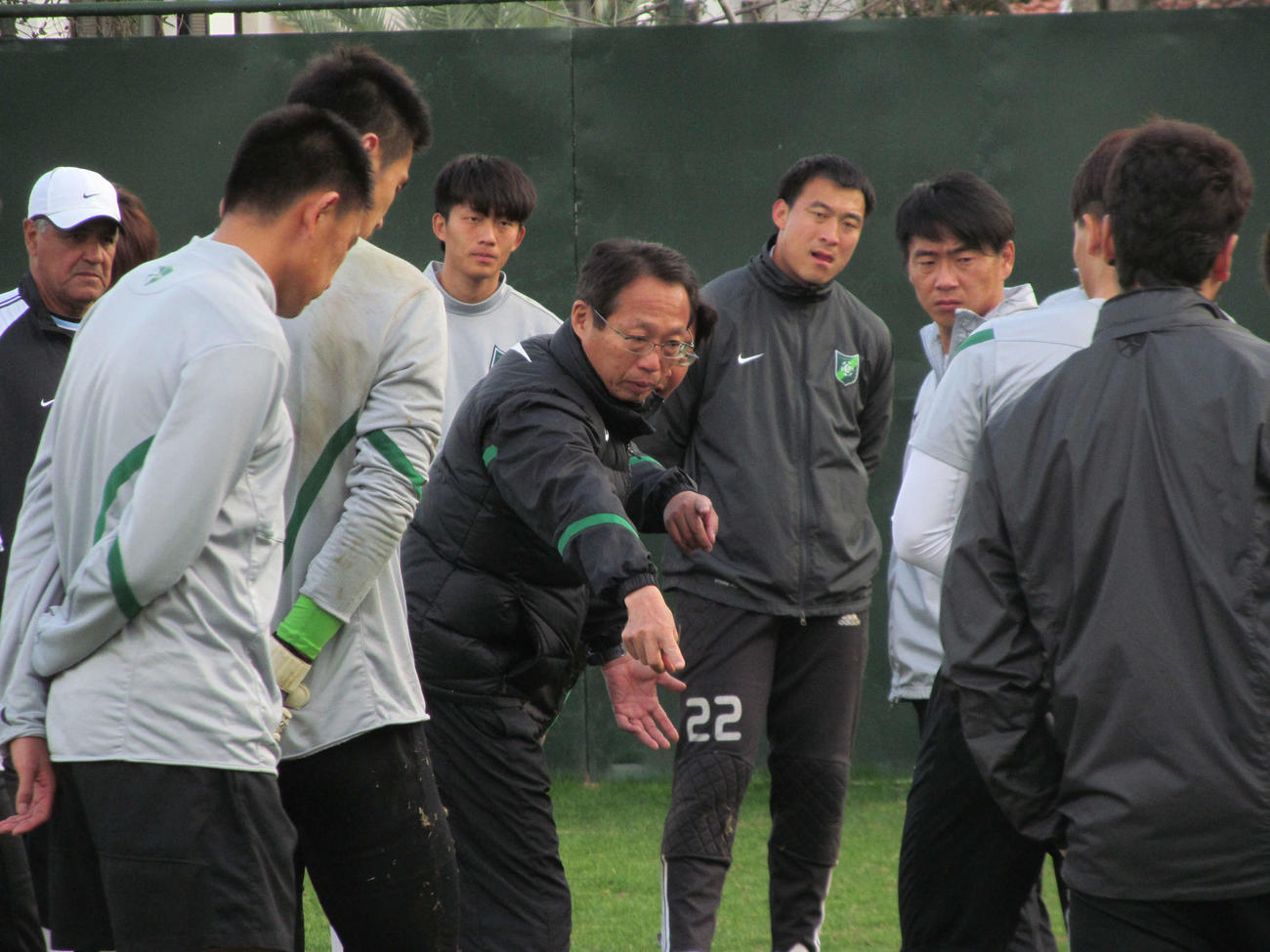 13年2月、激しい身ぶりで選手を指導する杭州緑城岡田監督（中央）
