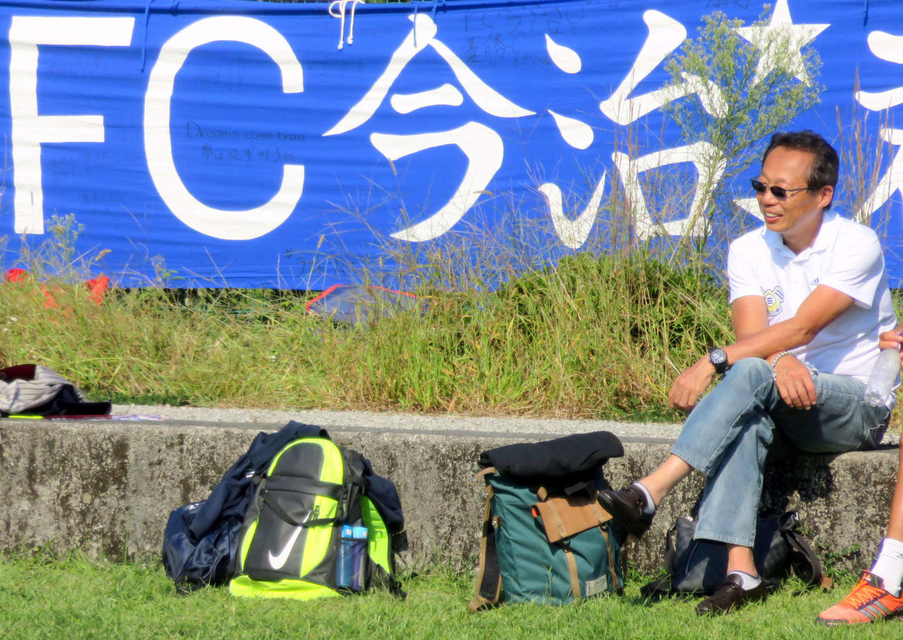 15年10月、四国リーグのリャーマス高知FC戦を観戦するFC今治の岡田オーナー