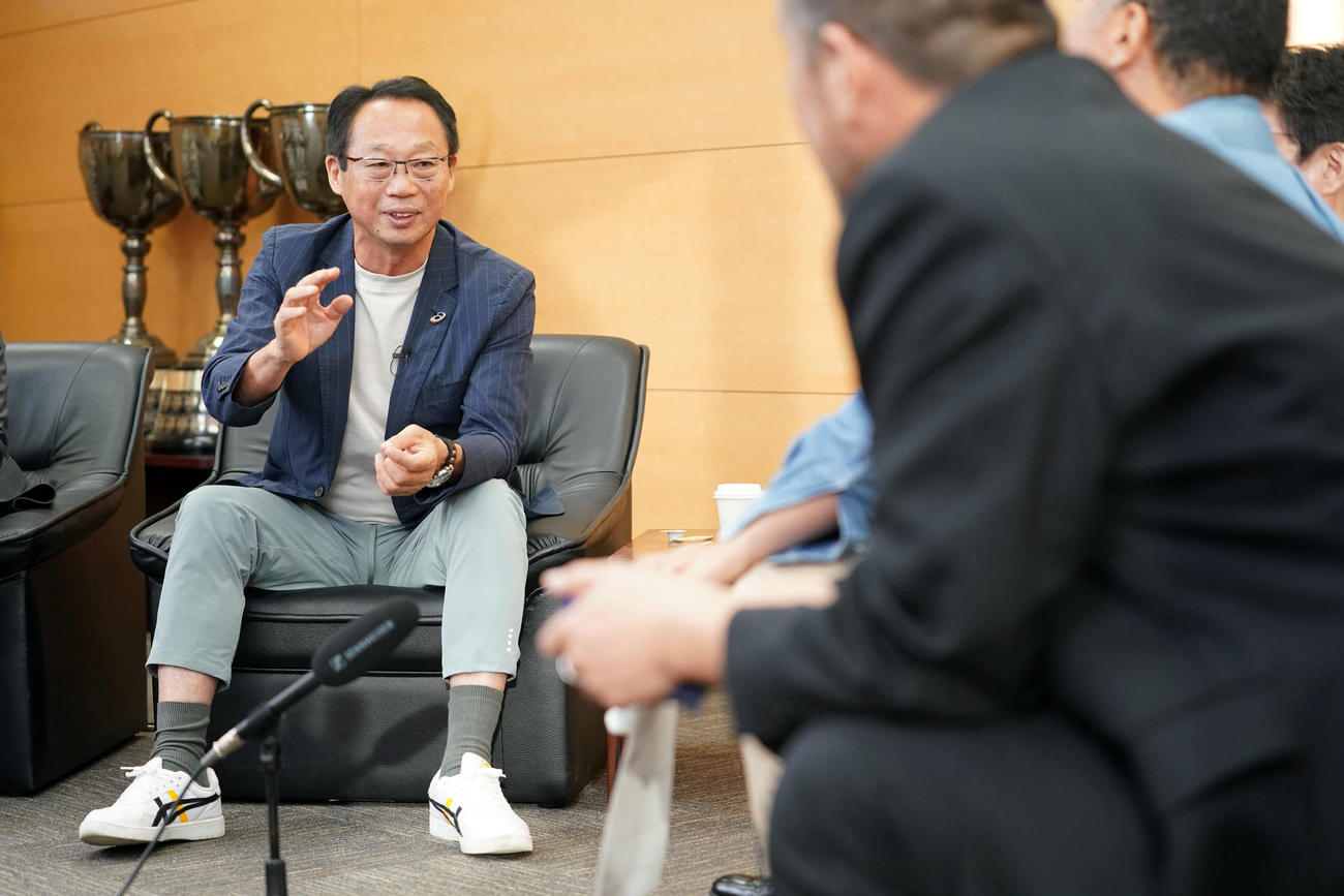 思いを語る岡田武史氏（撮影・横山健太）