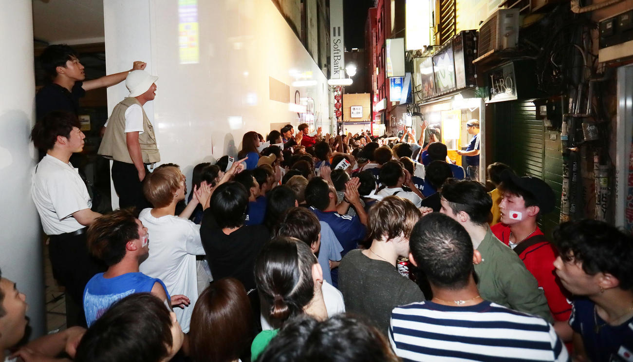 2018年7月、渋谷センター街の路地裏で日本－ベルギー戦に声援を送る日本サポーター
