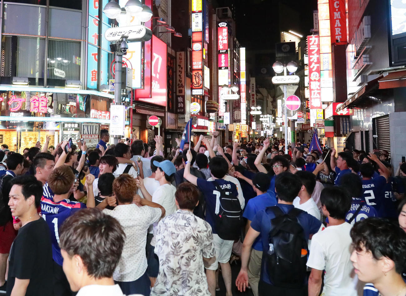 2018年7月、試合開始1時間を切り渋谷センター街で盛り上がる日本のサポーターら