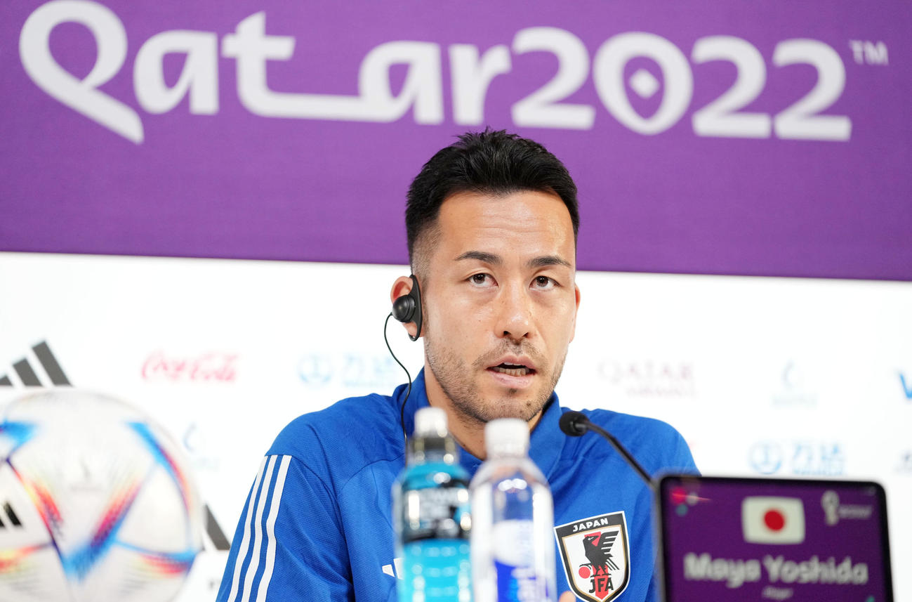 公式会見でドイツ戦への意気込みを語る吉田（撮影・横山健太）