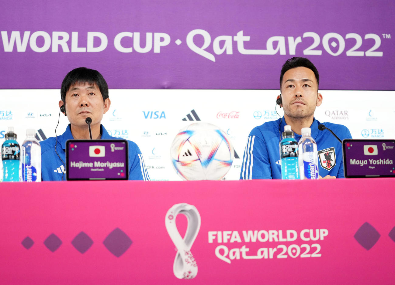 公式会見に登壇した森保監督（左）と吉田（撮影・横山健太）