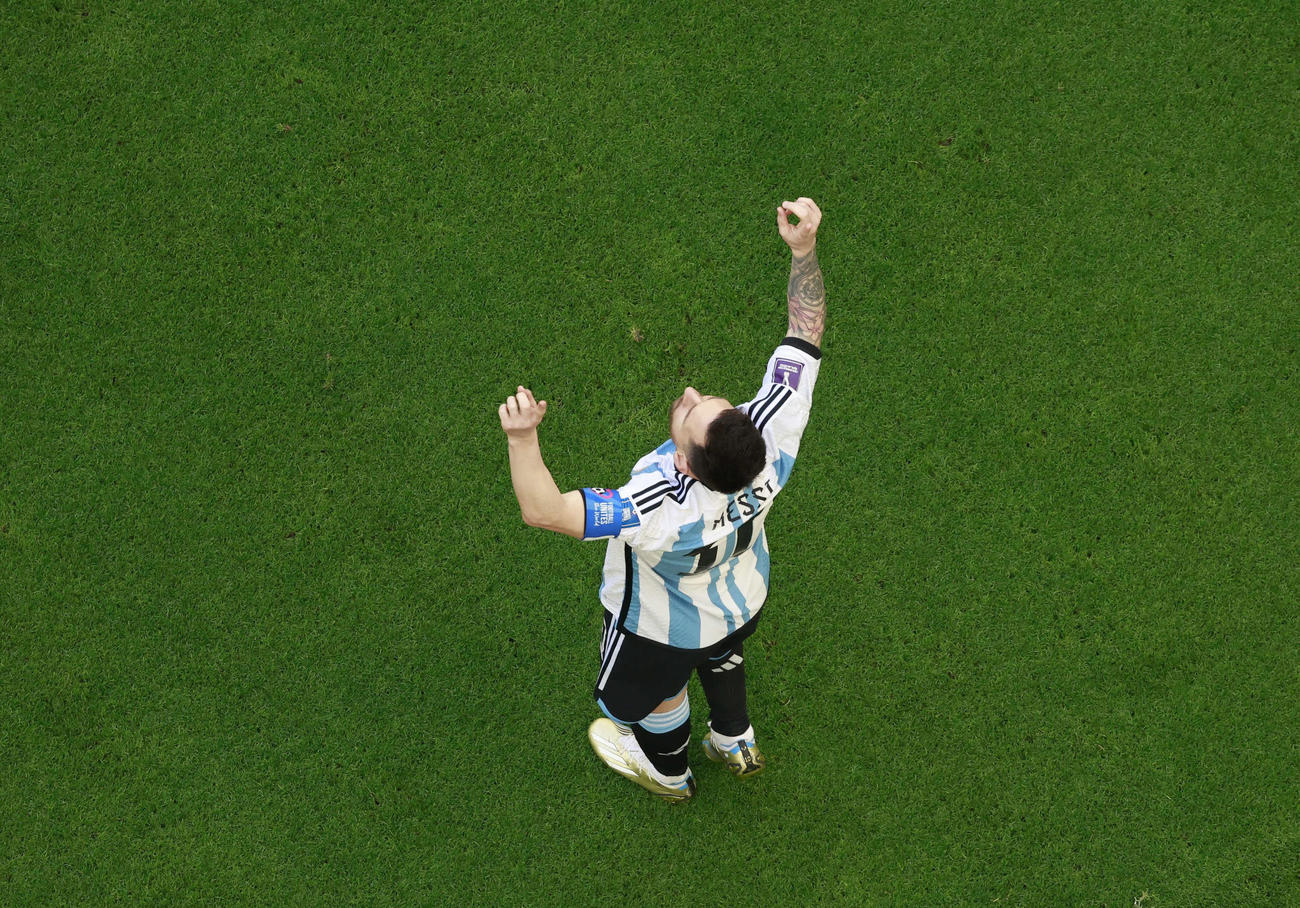 アルゼンチン対サウジアラビア　前半、PKで先制ゴールを決めて天を指さすアルゼンチン・メッシ（ロイター）