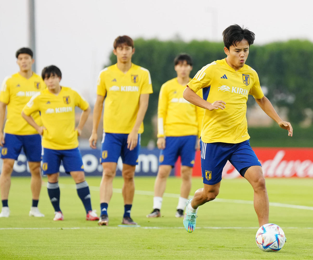 22年11月21日、練習でドリブルする久保