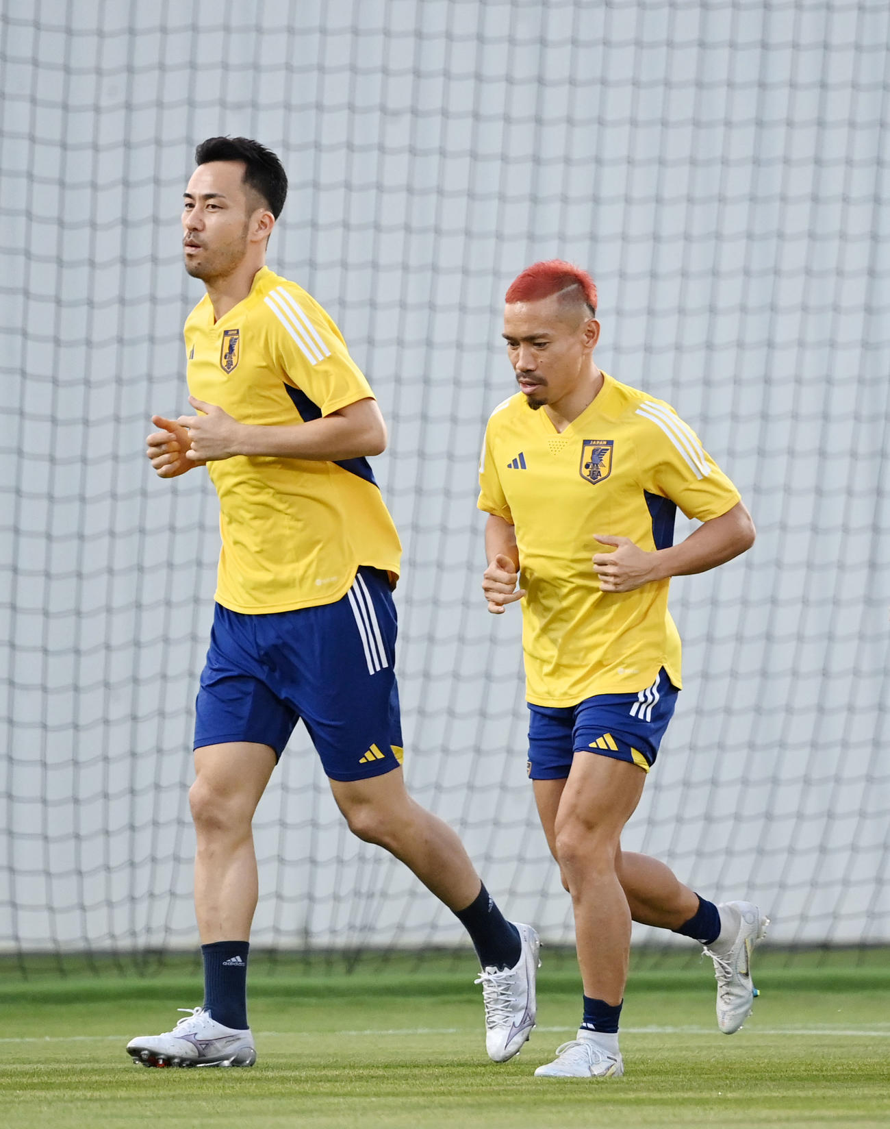 ランニングをする吉田（左）と長友（撮影・横山健太）