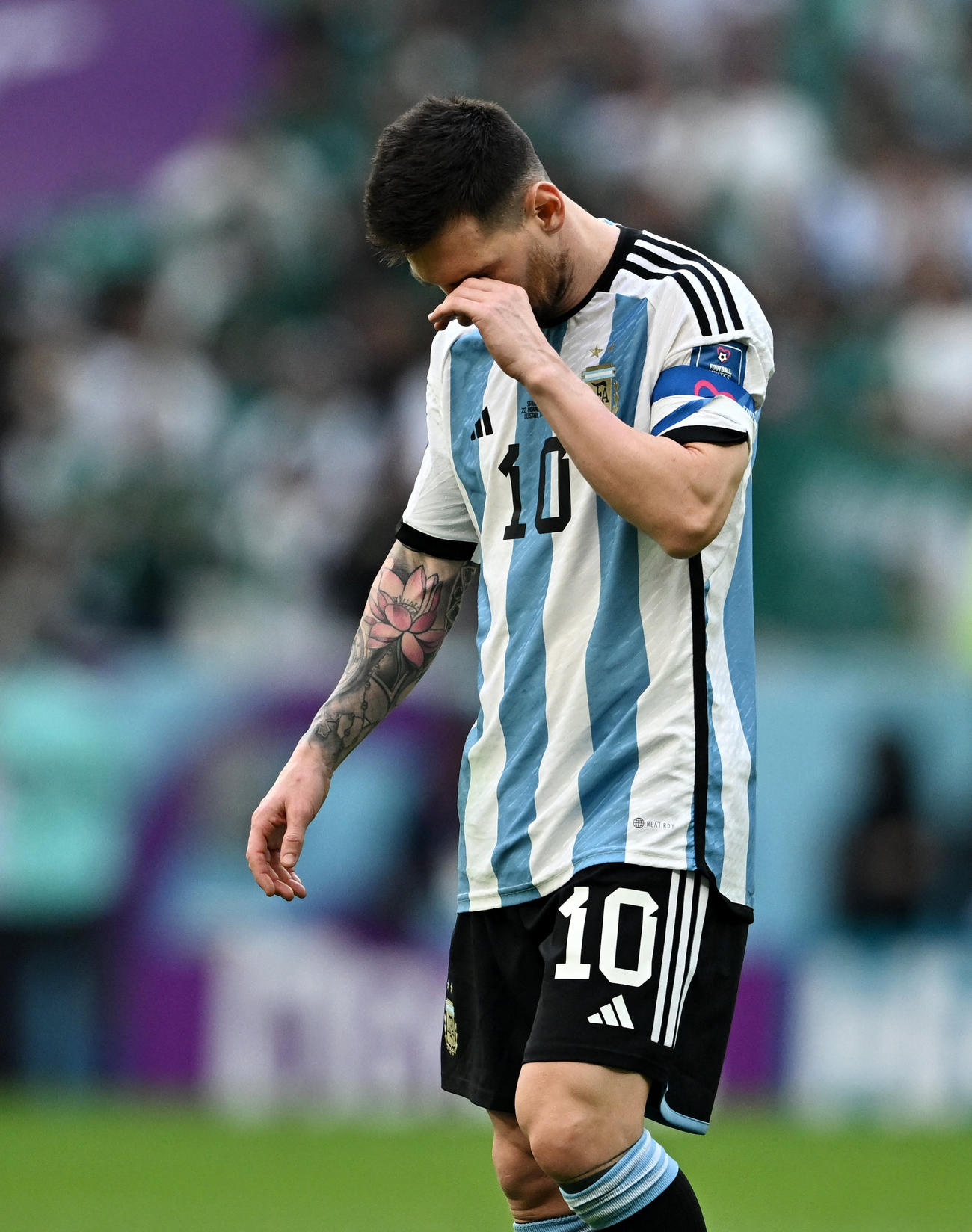 試合に敗れ、うつむくアルゼンチンのメッシ（ロイター）