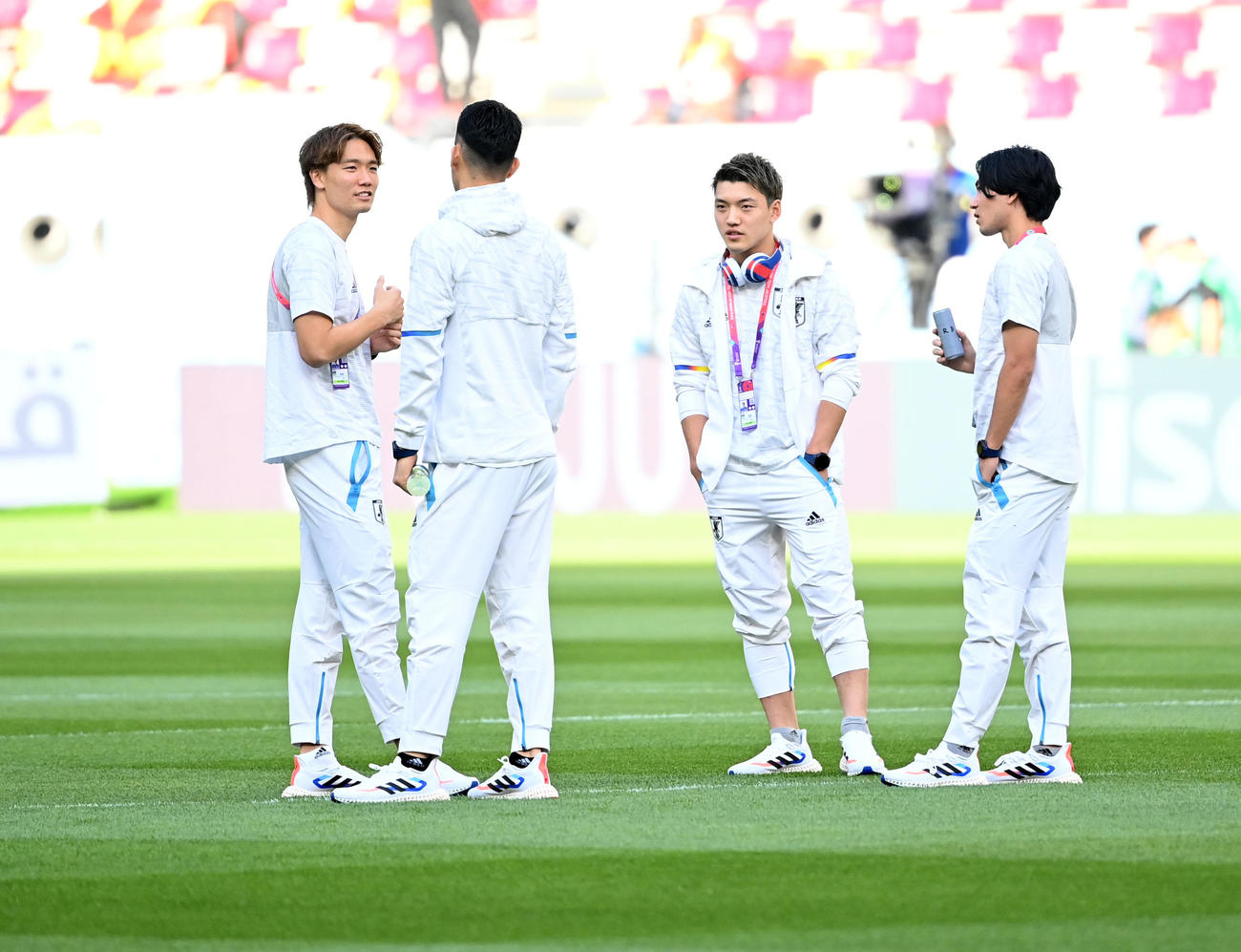 日本対ドイツ　試合開始前、ピッチを確認する、左から板倉、吉田、堂安、南野（撮影・横山健太）