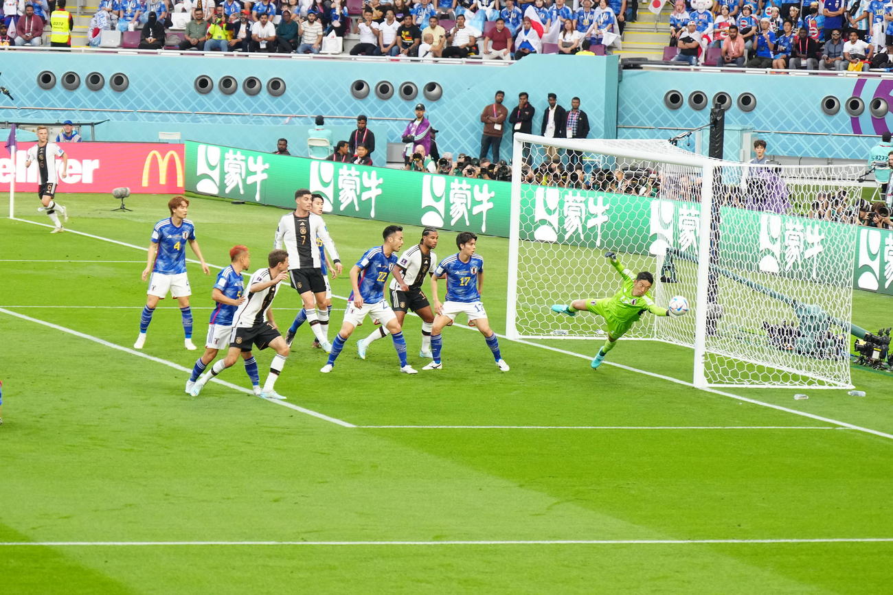 日本対ドイツ　前半、ボールに反応するGK権田（右端）（撮影・江口和貴）