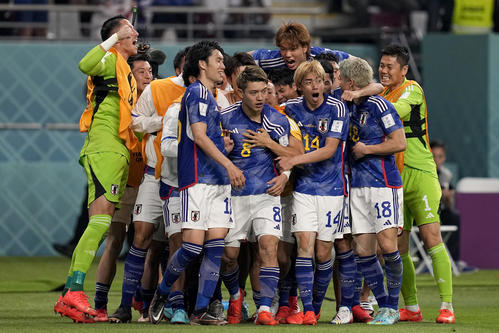 堂安律の同点ゴールに喜ぶ日本代表の選手たち(AP)