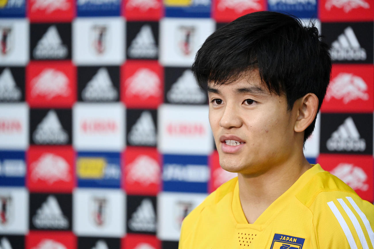 練習を終え取材に応じる久保（撮影・横山健太）
