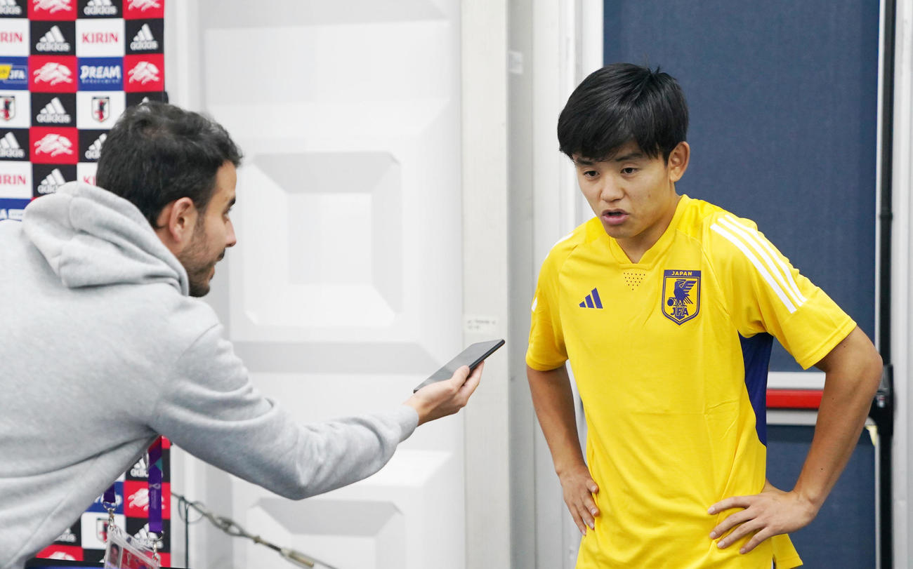 スペインメディアから取材を受ける久保（撮影・横山健太）