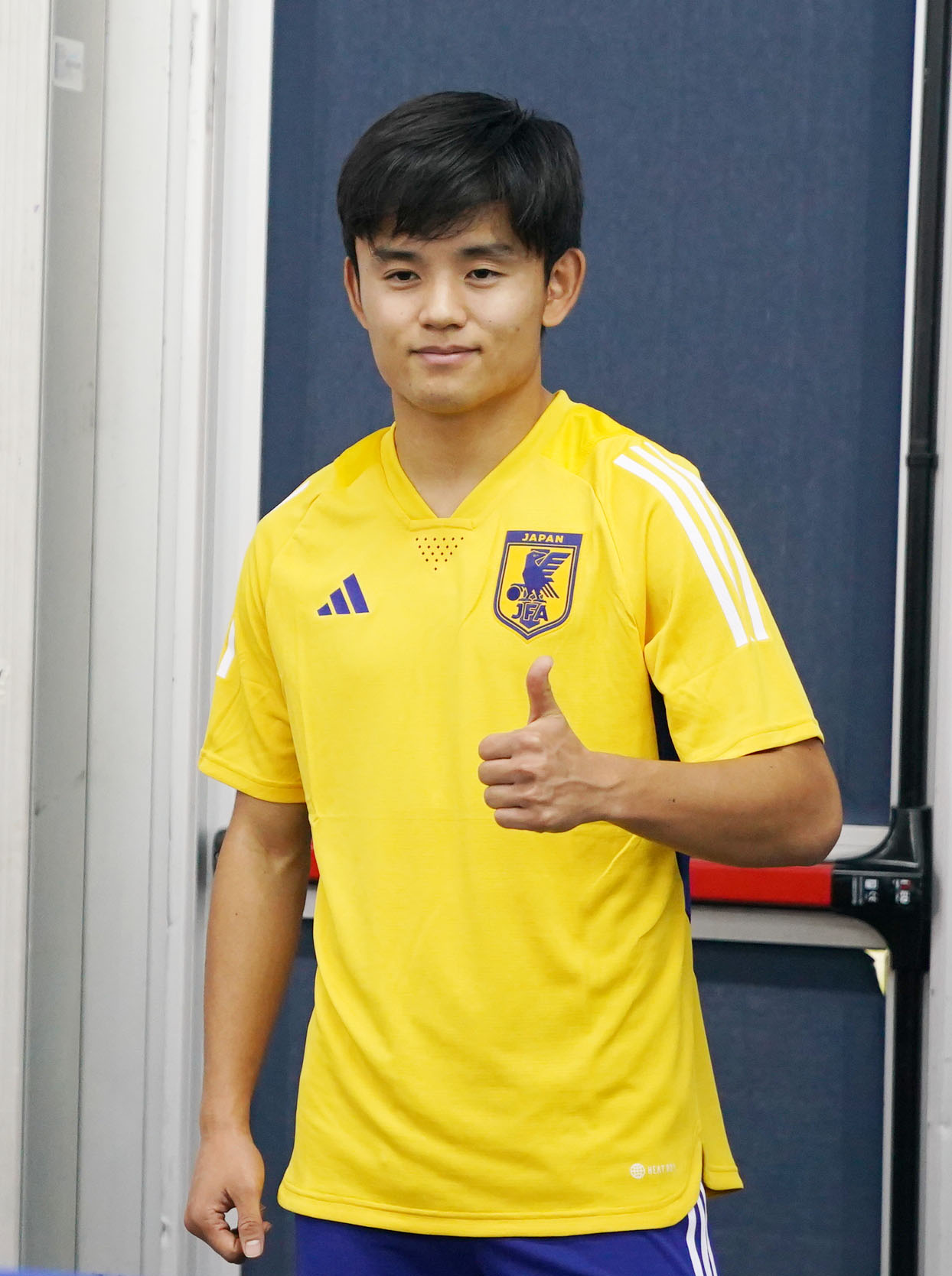 取材を終えサムズアップをする久保（撮影・横山健太）