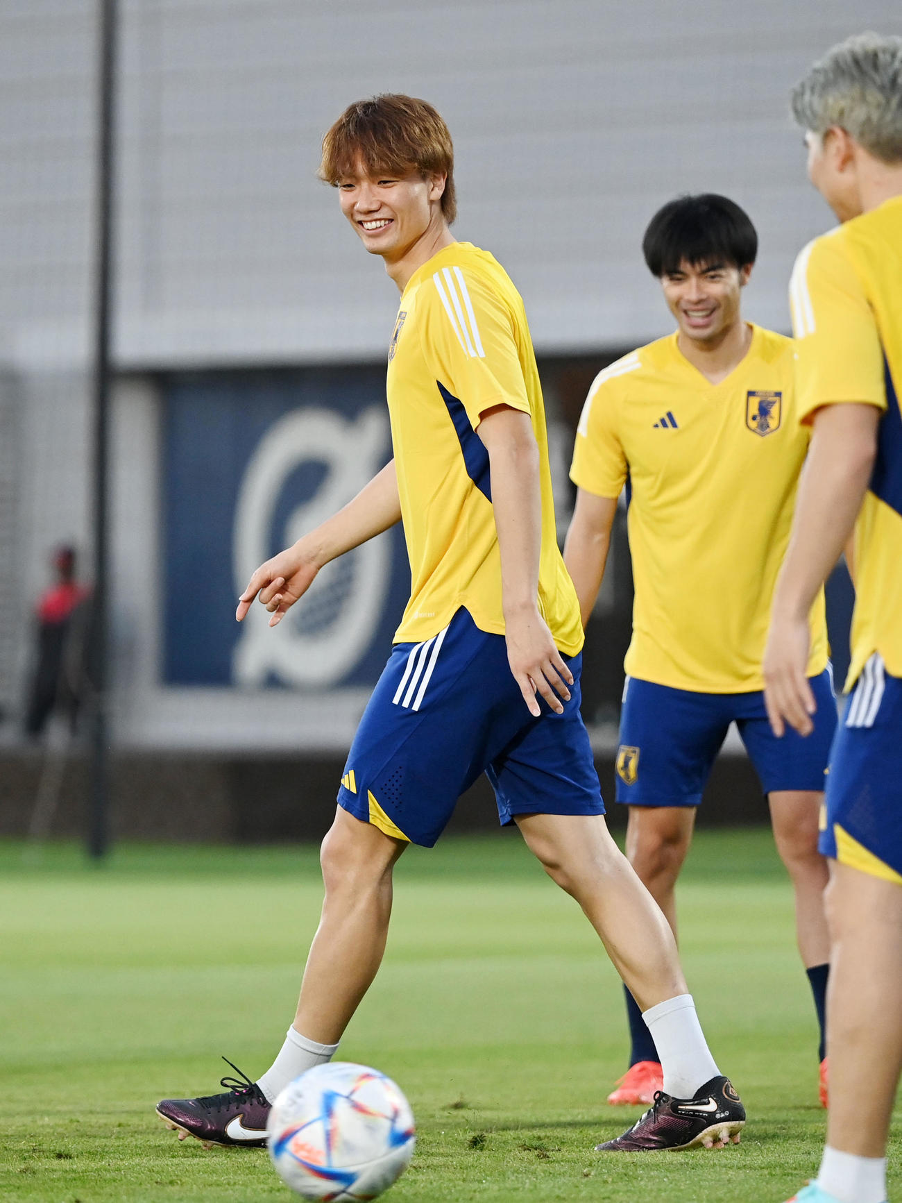 ボール回しで笑顔を見せる板倉（撮影・横山健太）
