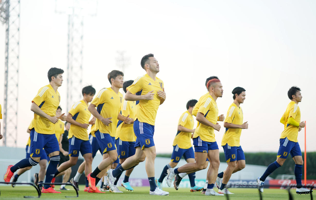 ランニングをする日本代表イレブン（撮影・横山健太）