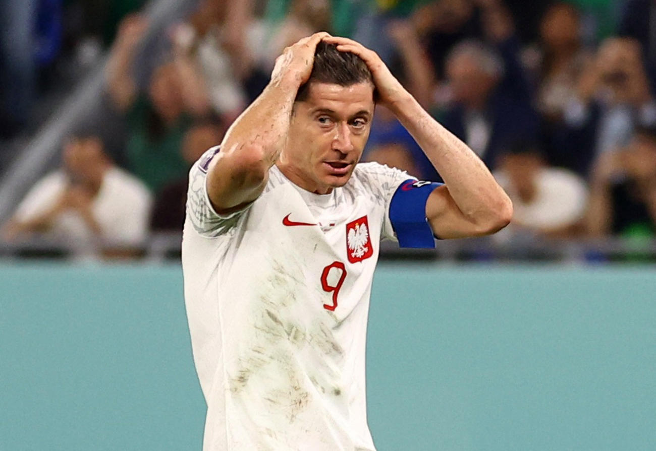 PKを止められ頭を抱えるポーランド・レバンドフスキ（ロイター）