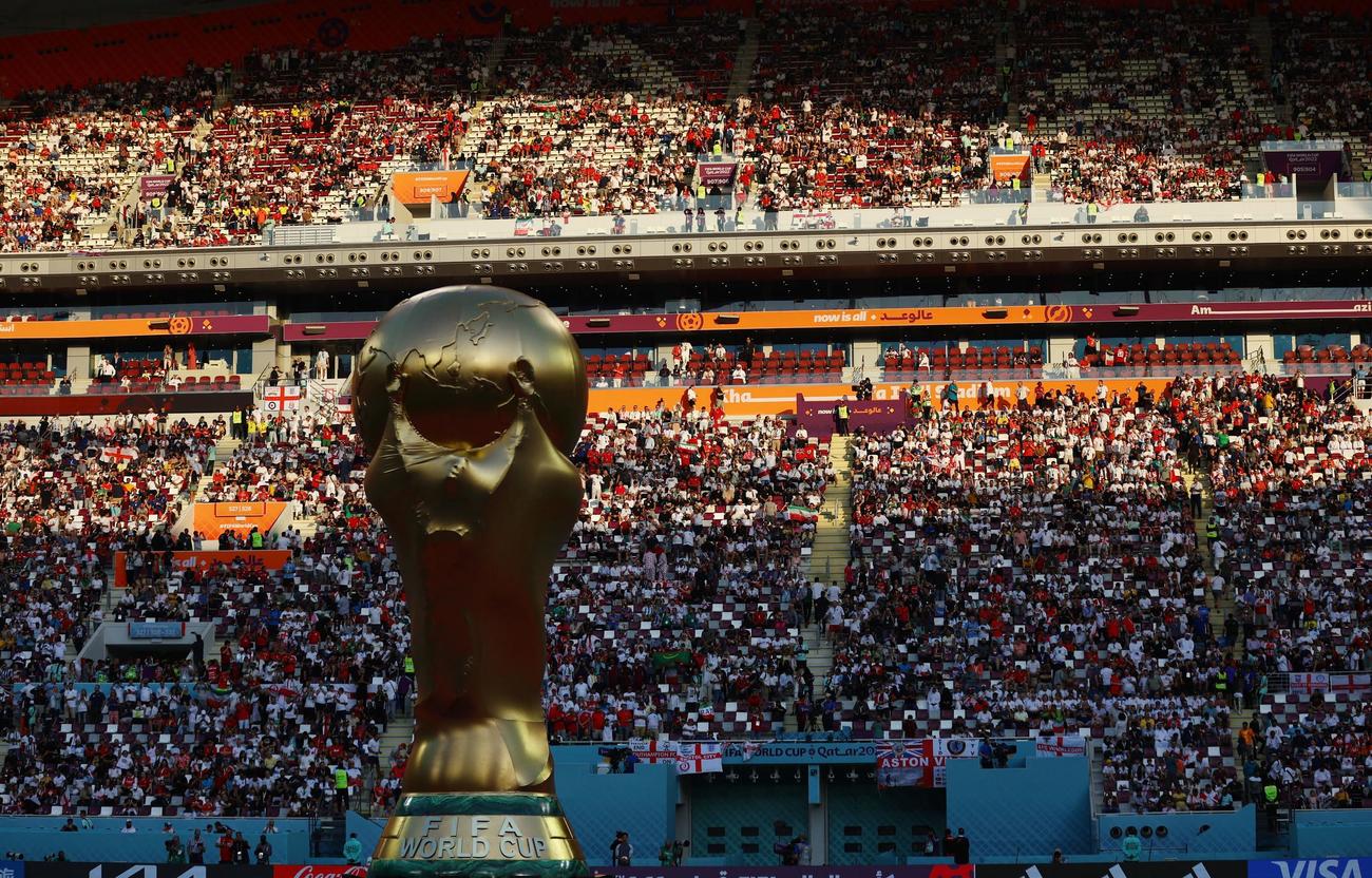 ピッチに置かれたFIFAワールドカップ巨大レプリカトロフィー（ロイター）