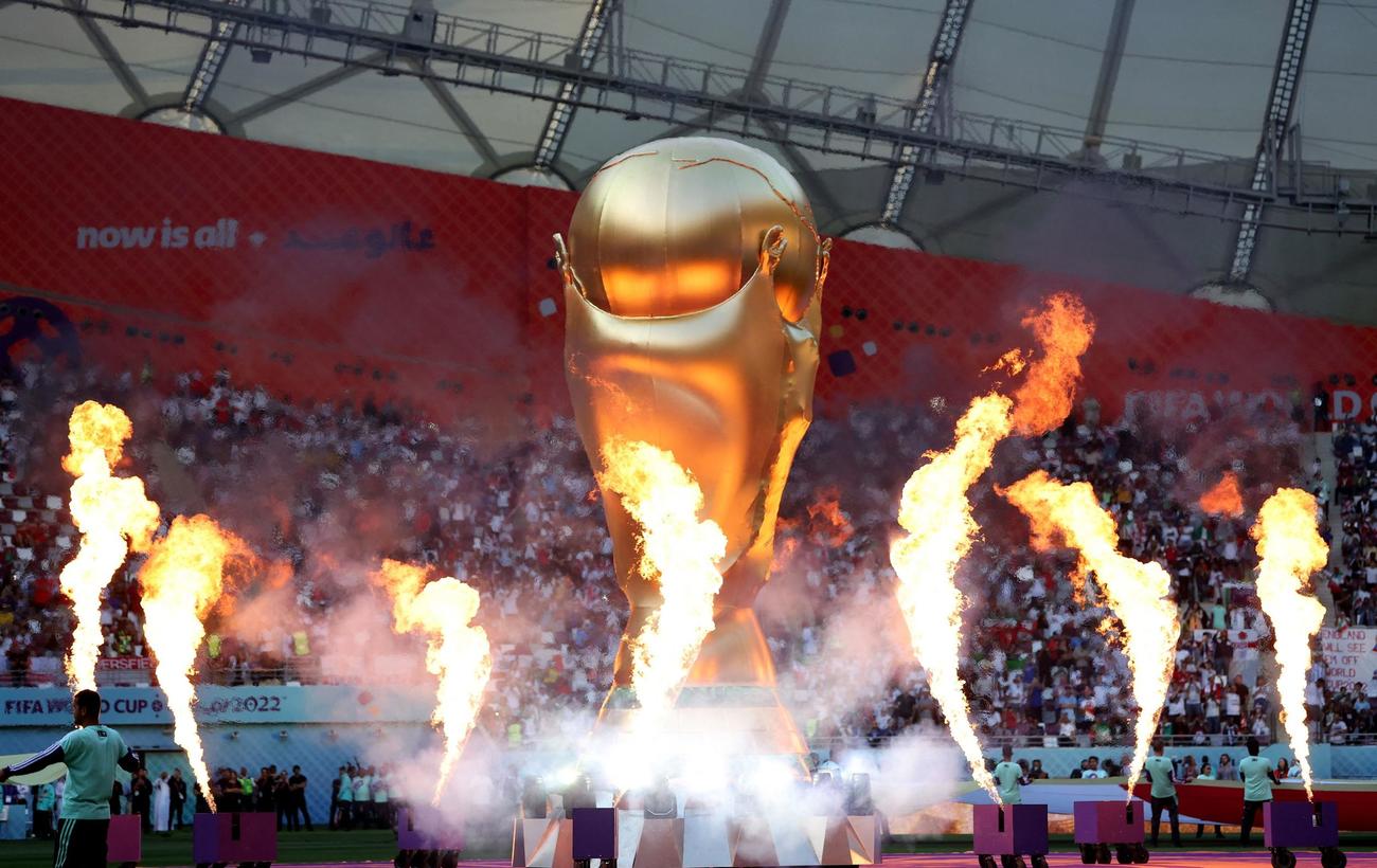 ピッチに置かれたFIFAワールドカップ巨大レプリカトロフィー（ロイター）